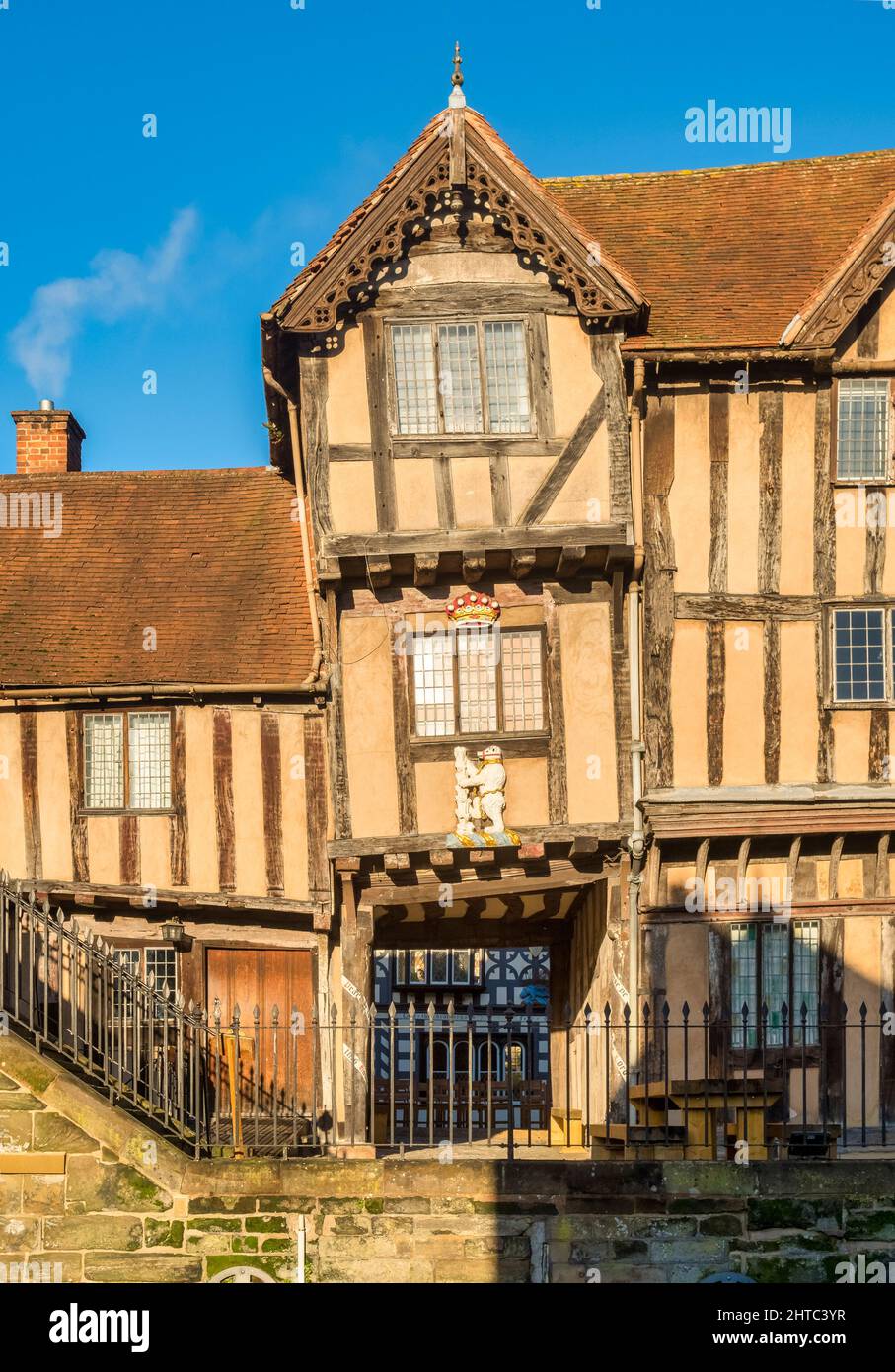 17 Gennaio 2022: Warwick, UK - Lord Leycester Hospital, una collezione di edifici costruiti tra i secoli 13th e 17th, ora ospita una carità... Foto Stock