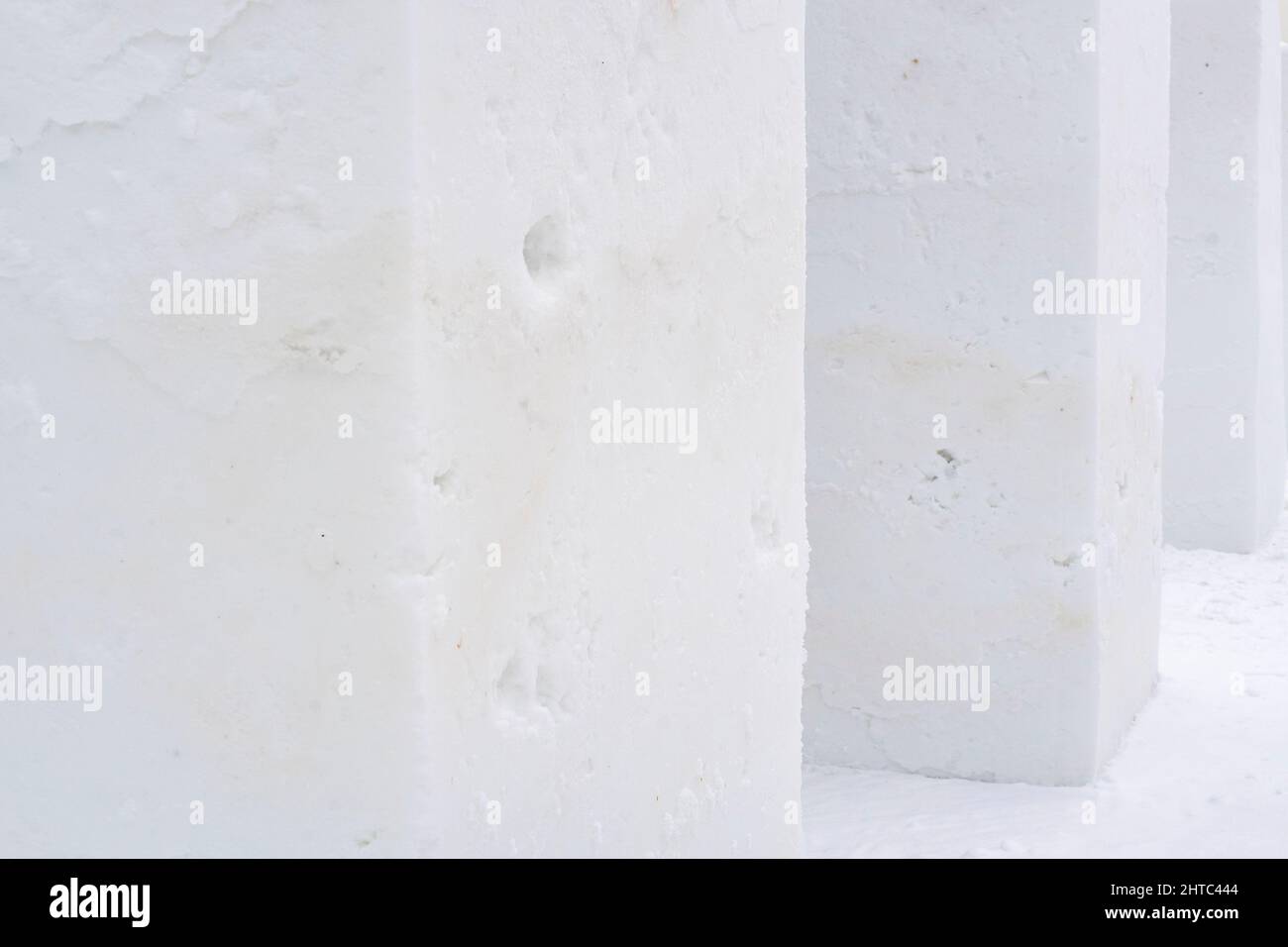 Neve texture sfondo. Superficie ghiacciata e vellutata di cubetti di neve Foto Stock