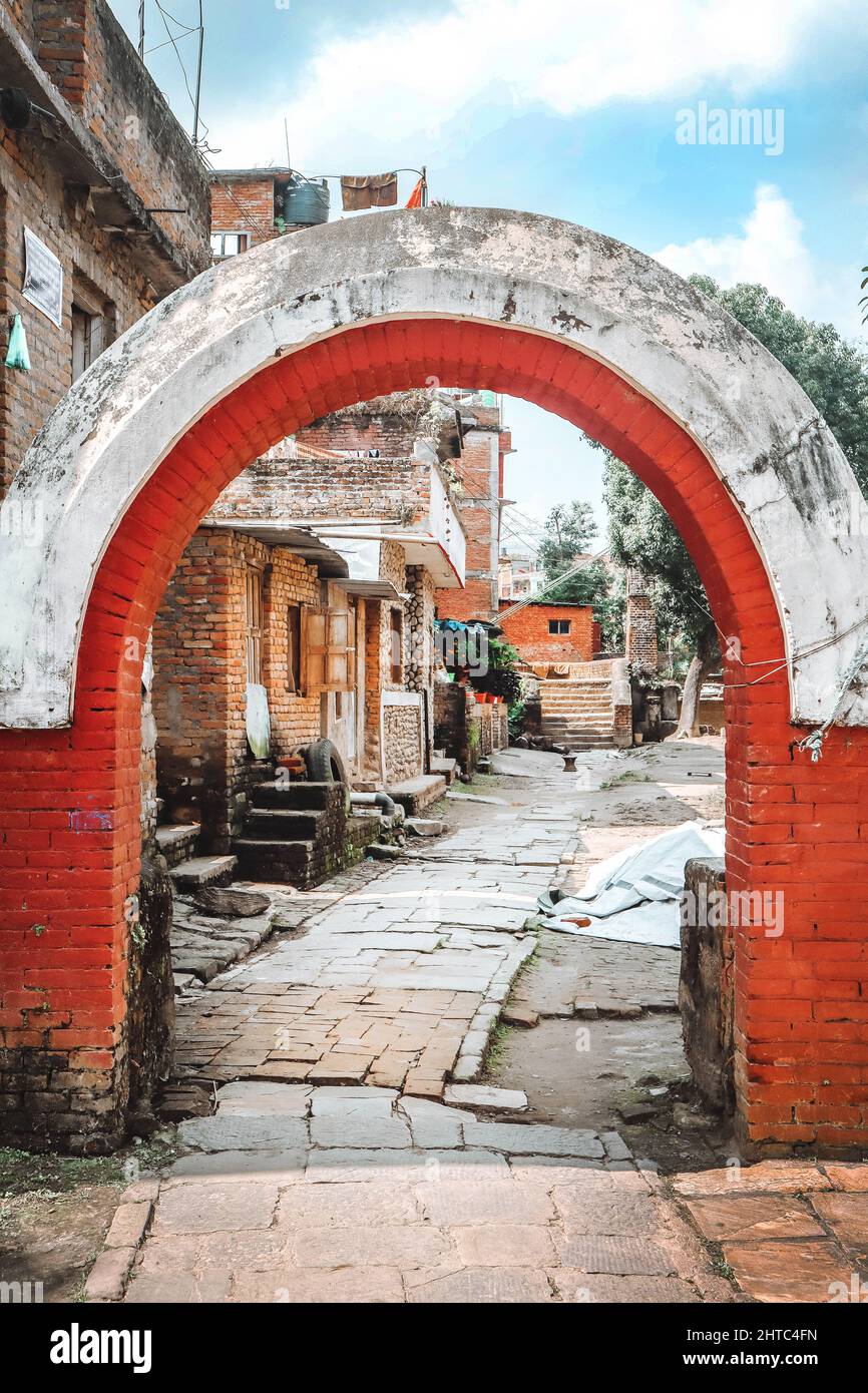 Bella porta a Panauti, un bellissimo villaggio di newari appena fuori dalla valle di Kathmandu in Nepal Foto Stock