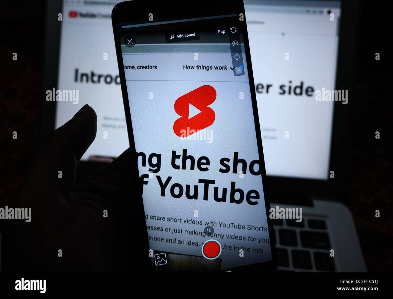 YouTube aggiunge un nuovo pulsante per la funzione voiceover per 60 secondi di lunghezza nella piattaforma di clip brevi "YouTube Shorts". Foto Stock