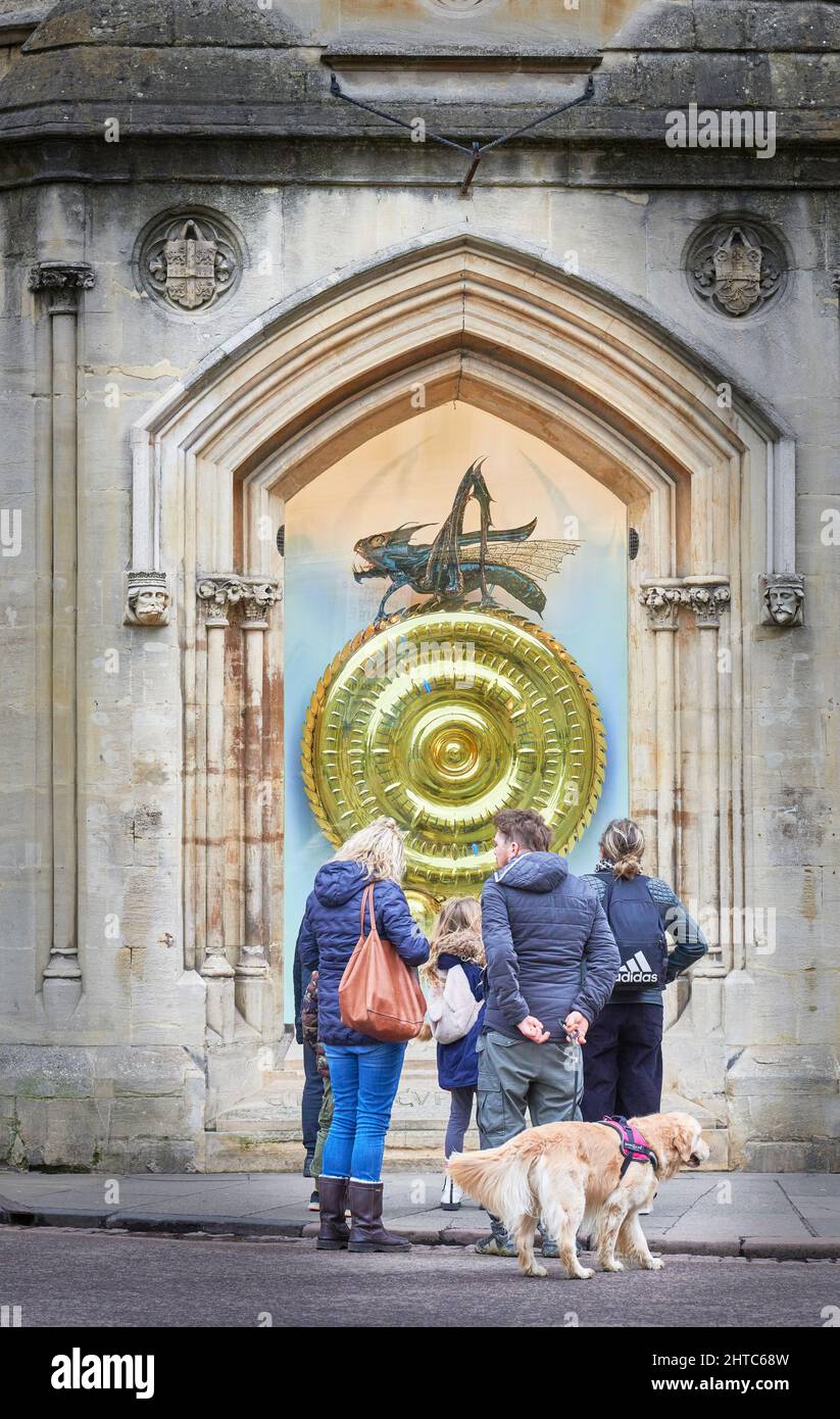 Un gruppo di turisti guarda l'orologio Taylor in una finestra della biblioteca del Corpus Christi College, università di Cambridge, Inghilterra. Foto Stock