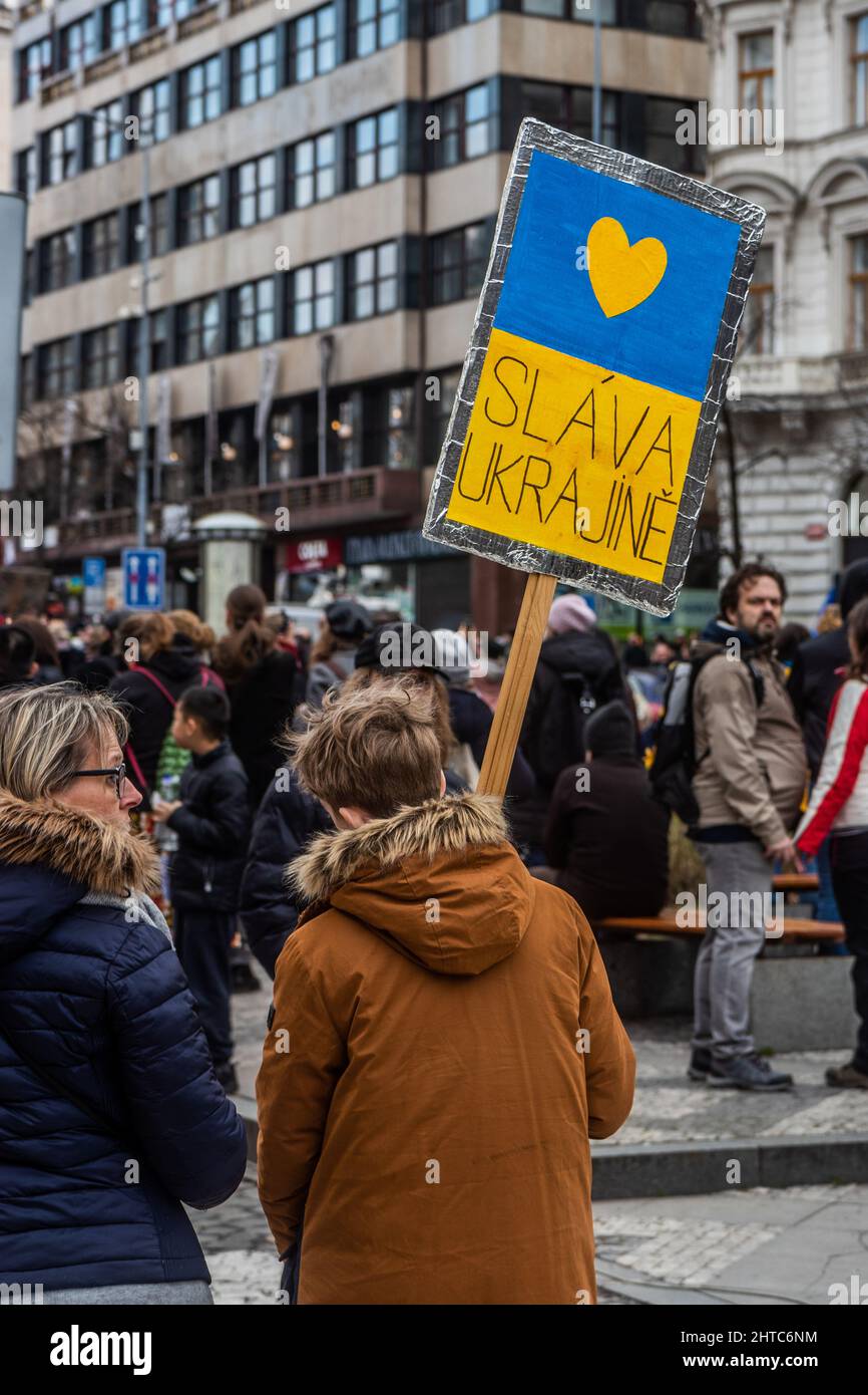 PRAGA, REPUBBLICA CECA - 27 FEBBRAIO 2022: Protesta contro l'invasione russa dell'Ucraina a Praga, Repubblica Ceca. Poster dice: Gloria per l'Ucraina. Foto Stock