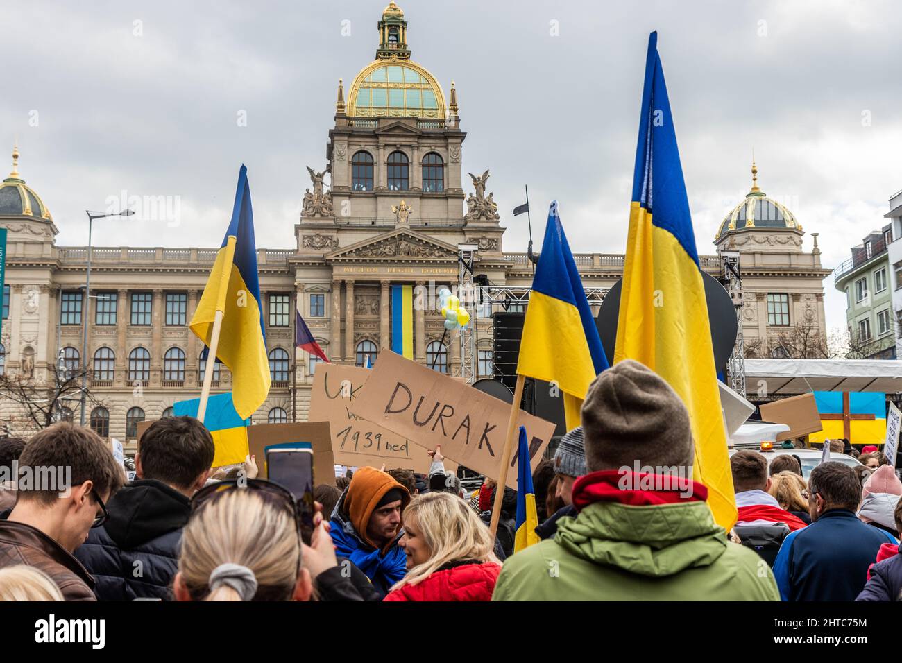 PRAGA, REPUBBLICA CECA - 27 FEBBRAIO 2022: Protesta contro l'invasione russa dell'Ucraina a Praga, Repubblica Ceca. Foto Stock