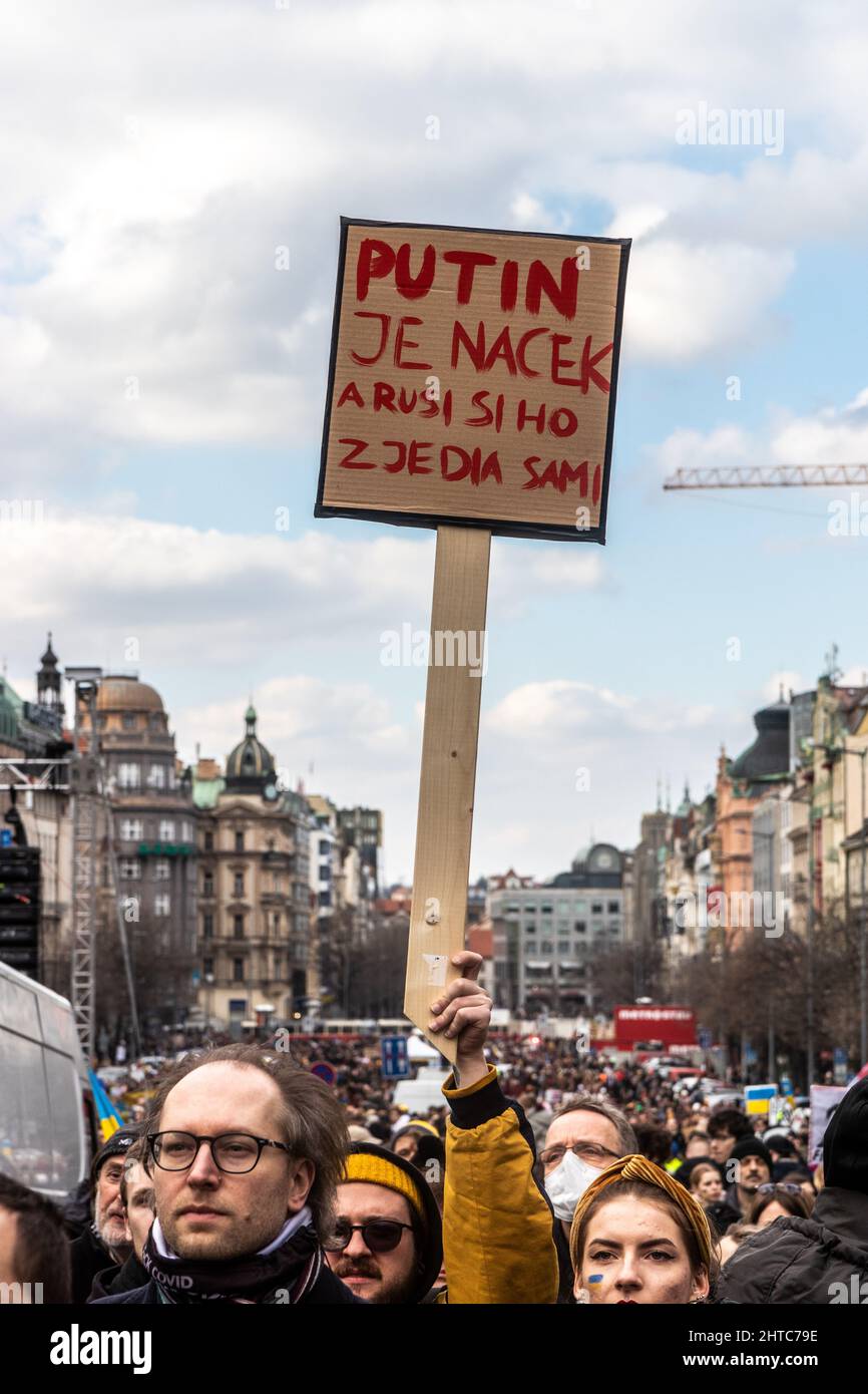 PRAGA, REPUBBLICA CECA - 27 FEBBRAIO 2022: Protesta contro l'invasione russa dell'Ucraina a Praga, Repubblica Ceca. Poster dice che Putin è nazista Foto Stock