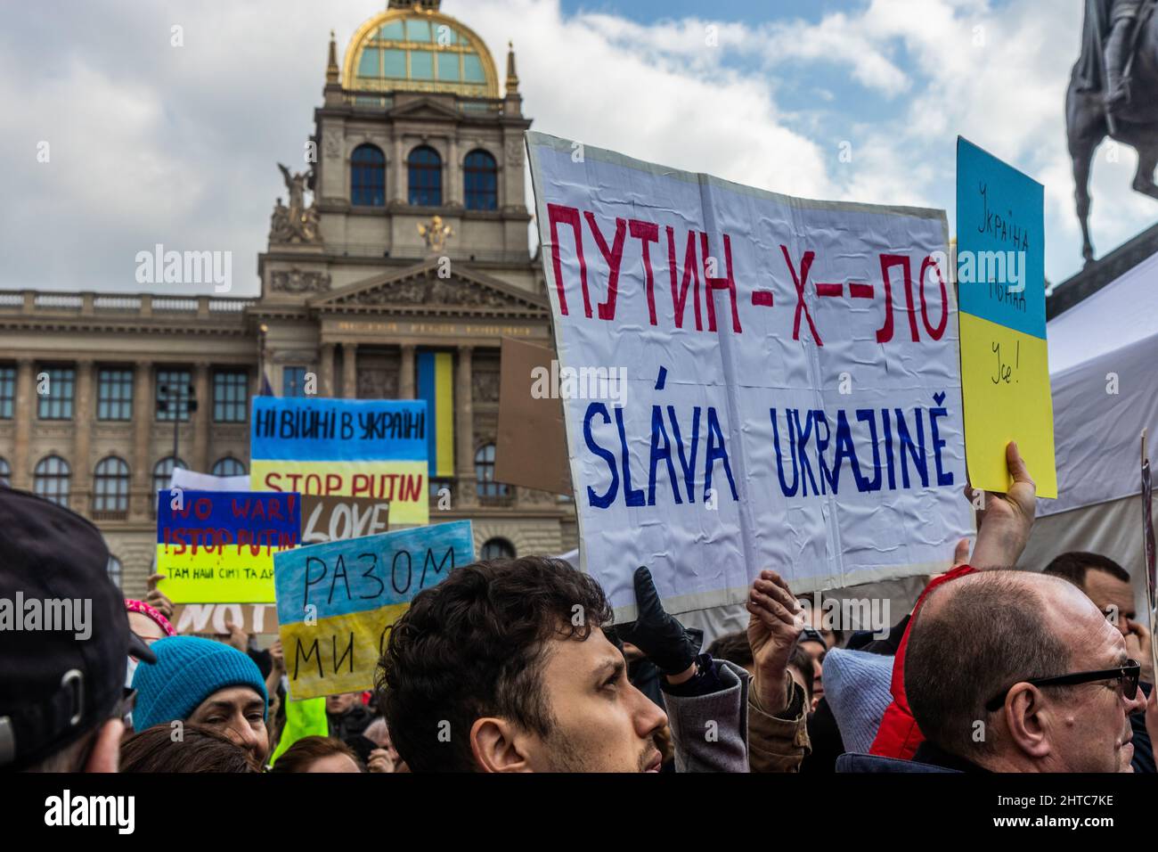 PRAGA, REPUBBLICA CECA - 27 FEBBRAIO 2022: Protesta contro l'invasione russa dell'Ucraina in Piazza Venceslao a Praga, Repubblica Ceca. Il poster dice Foto Stock