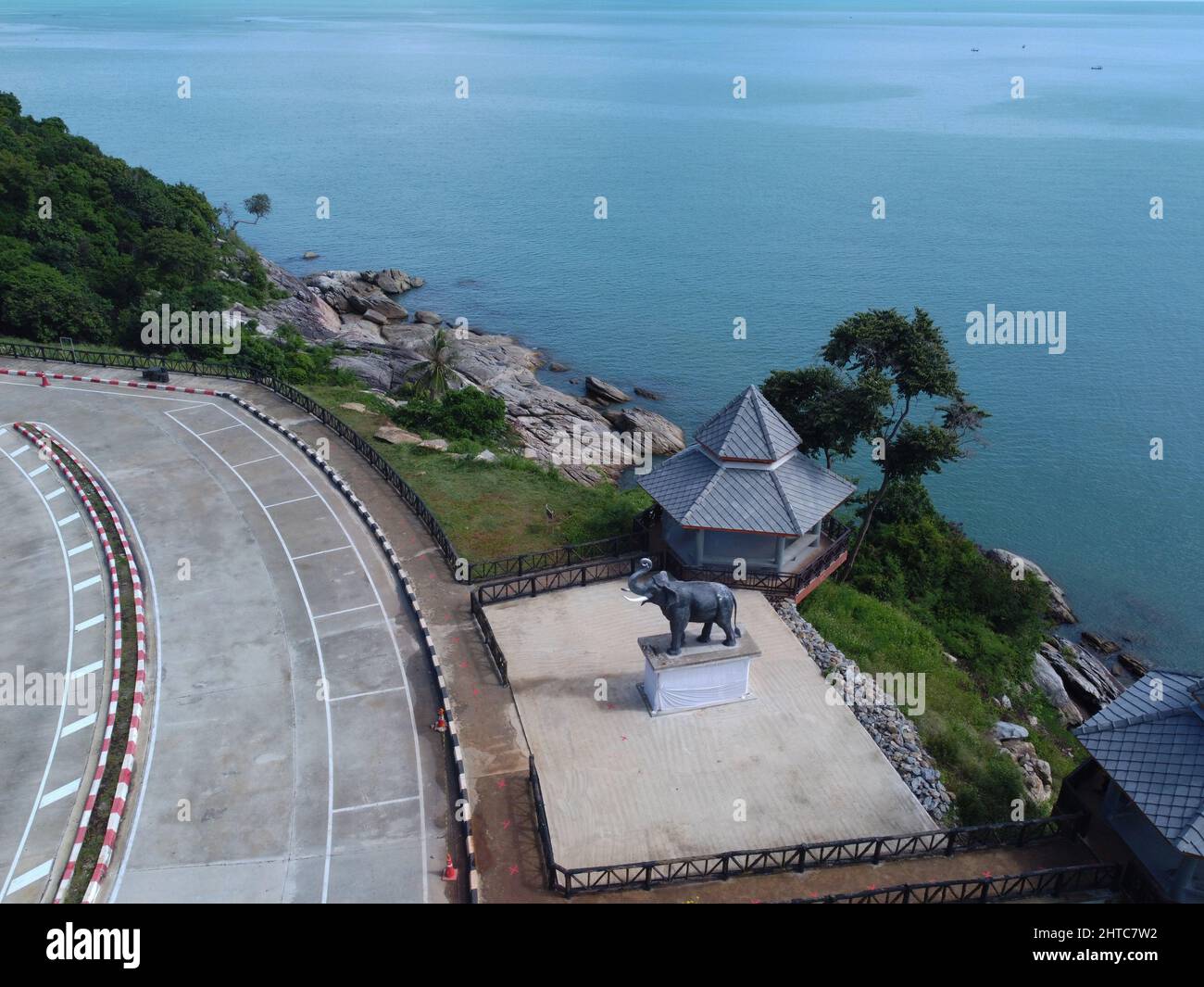 Vista aerea di un tempio e di una scultura di elefante nel distretto di Khanom, Nakhon si Thammarat, Thailandia Foto Stock