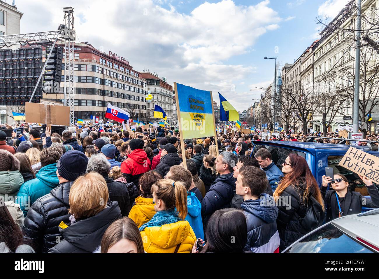 PRAGA, REPUBBLICA CECA - 27 FEBBRAIO 2022: Protesta contro l'invasione russa dell'Ucraina in Piazza Venceslao a Praga, Repubblica Ceca. Foto Stock