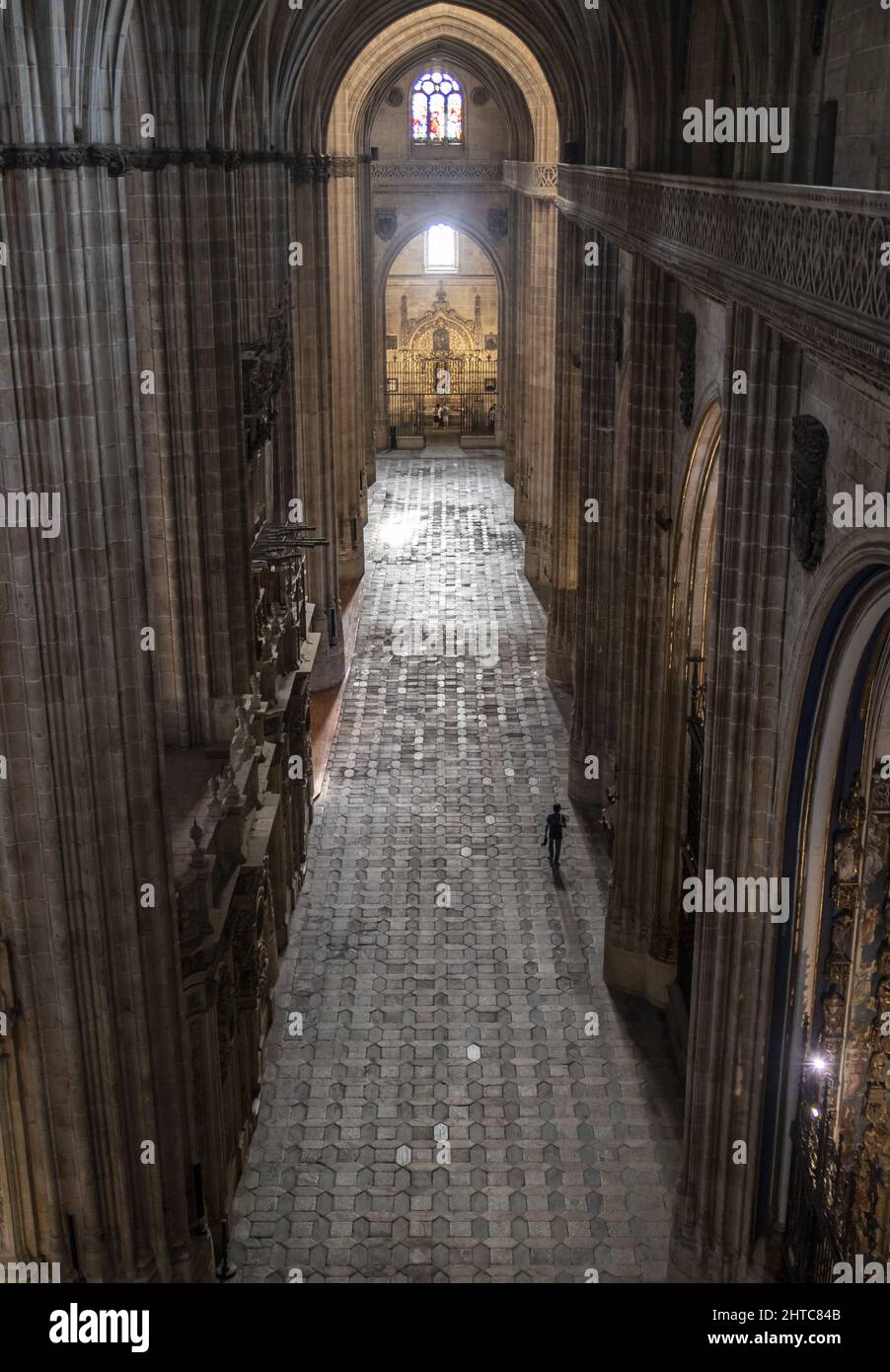 Alto angolo di ripresa all'interno della vecchia chiesa medievale romanica/gotica caratteristiche ornate tableaux Foto Stock