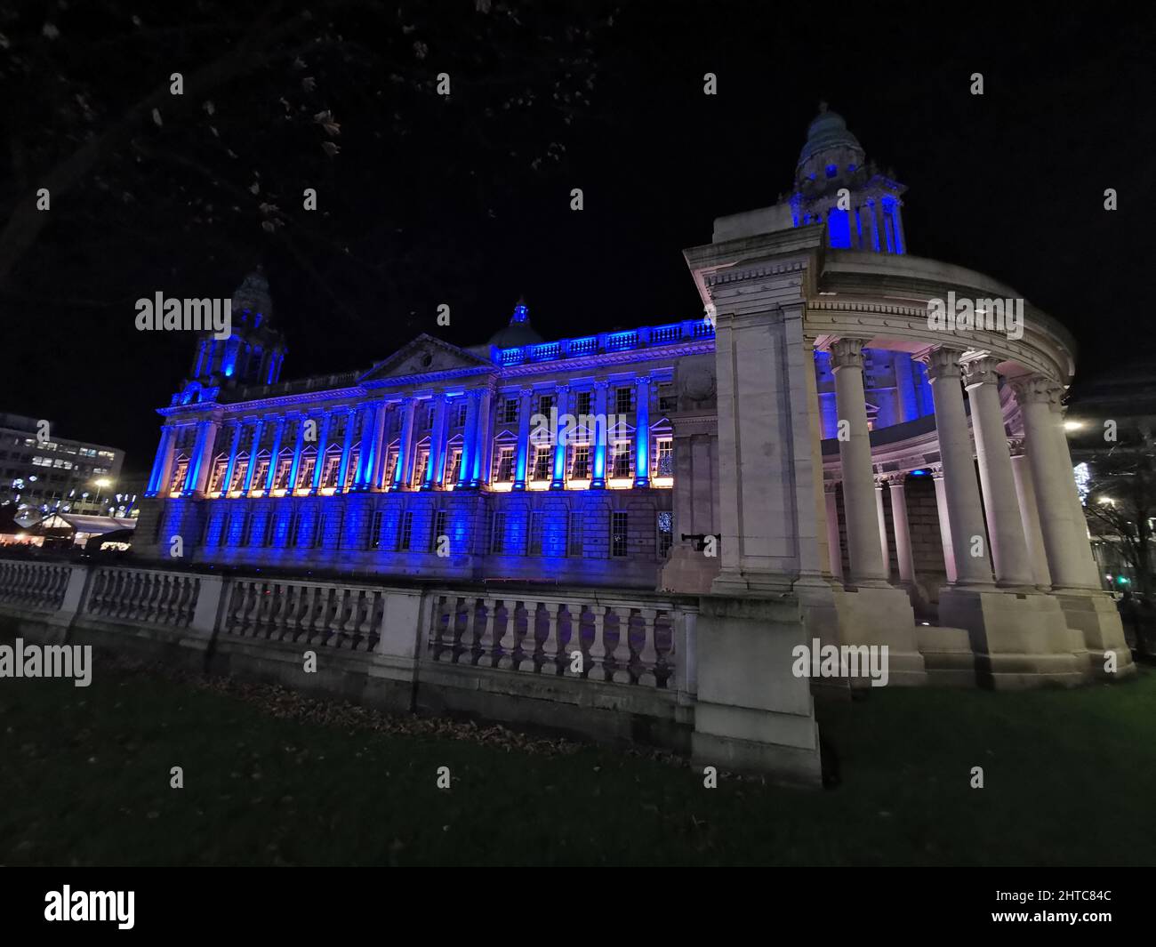 Illuminato blu Belfast City Hall di notte nel Regno Unito Foto Stock
