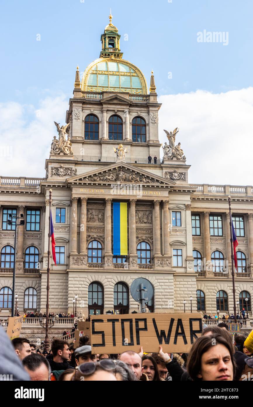 PRAGA, REPUBBLICA CECA - 27 FEBBRAIO 2022: Protesta contro l'invasione russa dell'Ucraina sulla Piazza Venceslao di fronte al Museo Nazionale di Pra Foto Stock
