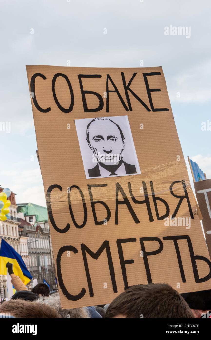 PRAGA, REPUBBLICA CECA - 27 FEBBRAIO 2022: Manifesto per la protesta contro l'invasione russa dell'Ucraina a Praga, Repubblica Ceca. Dice la morte di Dogs a. Foto Stock