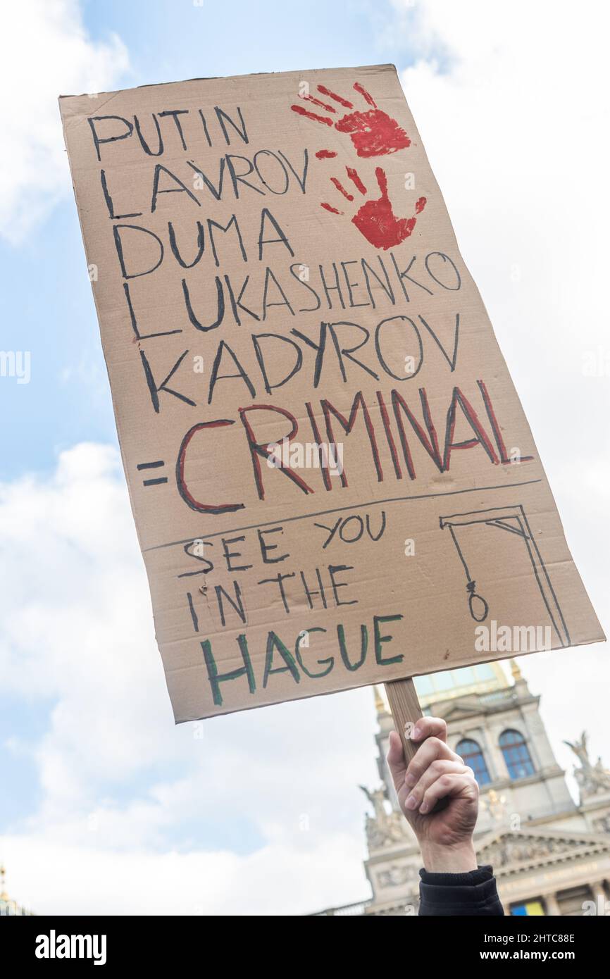 PRAGA, REPUBBLICA CECA - 27 FEBBRAIO 2022: Manifesto per la protesta contro l'invasione russa dell'Ucraina a Praga, Repubblica Ceca. Foto Stock