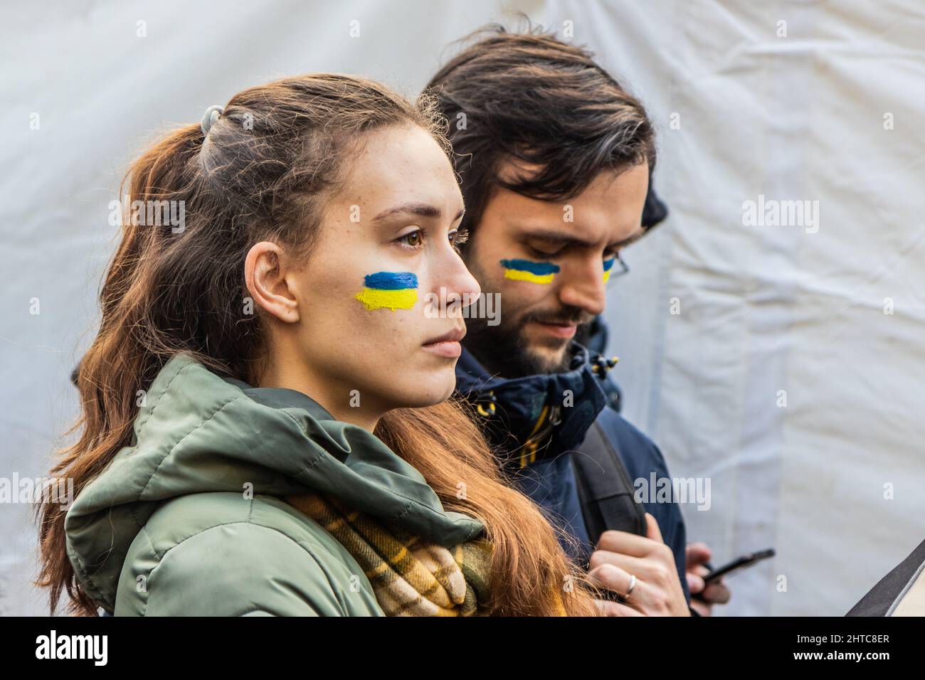 PRAGA, REPUBBLICA CECA - 27 FEBBRAIO 2022: Partecipanti alla protesta contro l'invasione russa dell'Ucraina sulla Piazza Venceslao a Praga, Repubblica Ceca R. Foto Stock