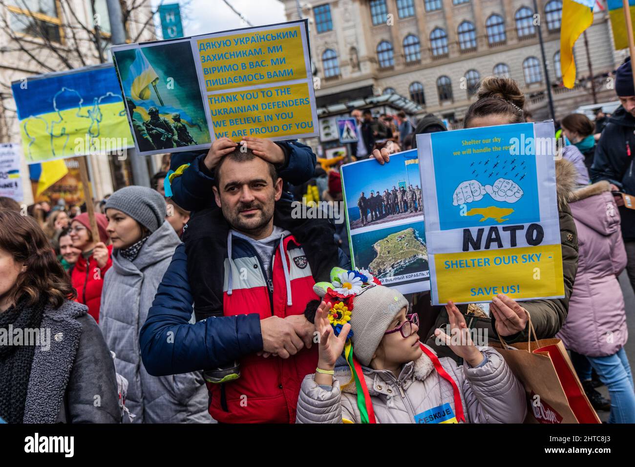 PRAGA, REPUBBLICA CECA - 27 FEBBRAIO 2022: Protesta contro l'invasione russa dell'Ucraina in Piazza Venceslao a Praga, Repubblica Ceca. Foto Stock