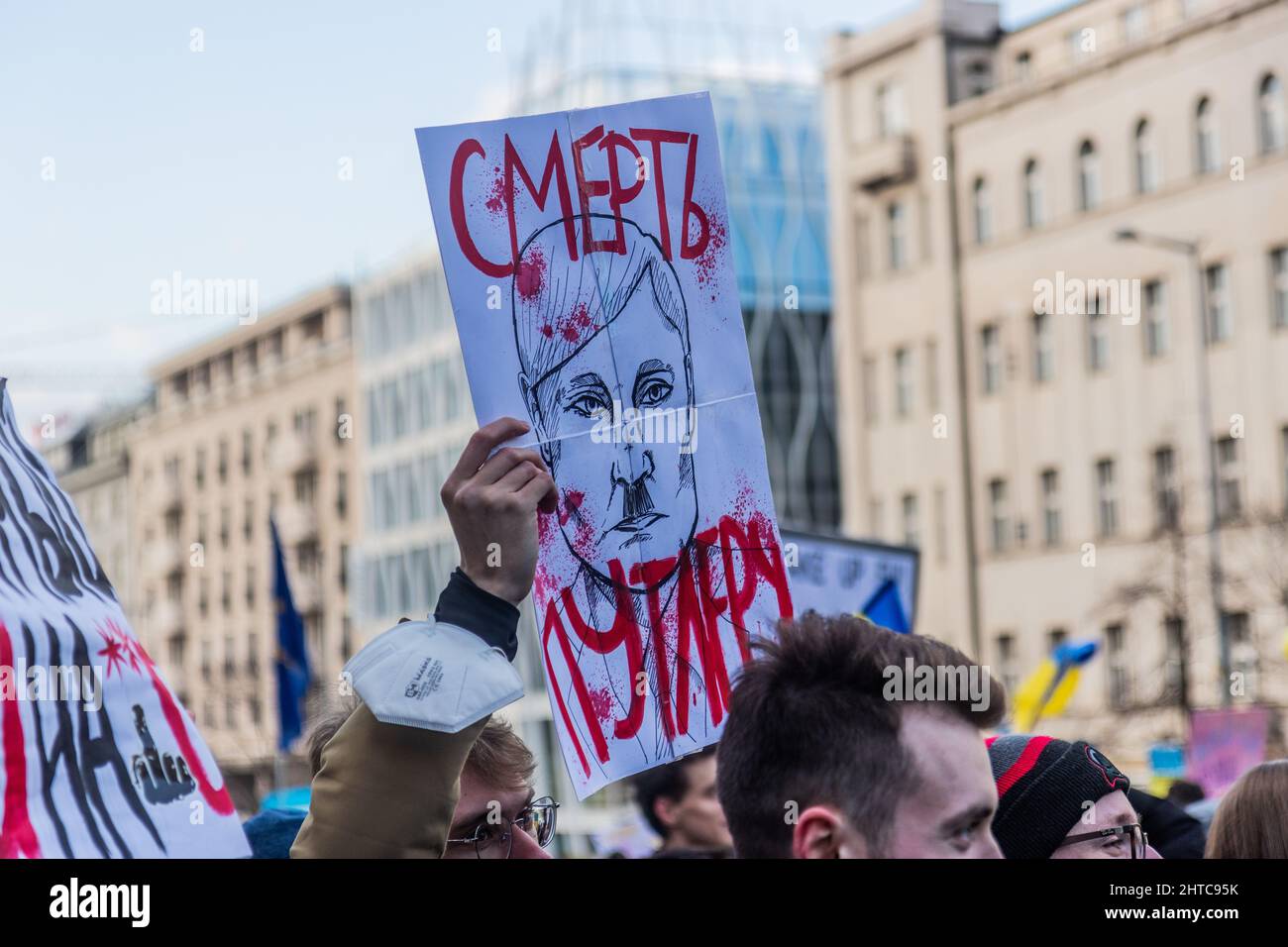 PRAGA, REPUBBLICA CECA - 27 FEBBRAIO 2022: Manifesto per la protesta contro l'invasione russa dell'Ucraina in Piazza Venceslao a Praga, Repubblica Ceca Foto Stock