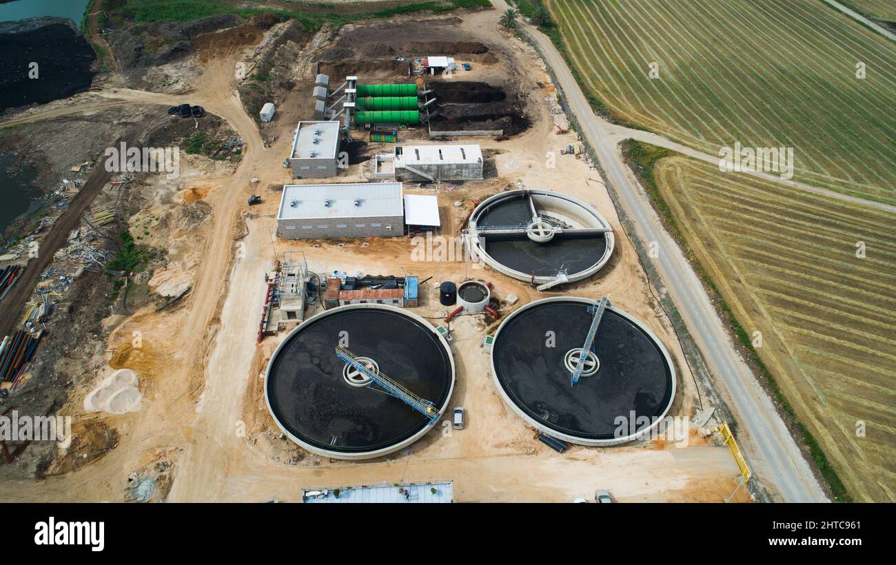 Vista aerea della rete fognaria. L'acqua trattata viene quindi utilizzata per l'irrigazione e l'uso agricolo. Fotografato nei pressi di Hadera, Israele Foto Stock