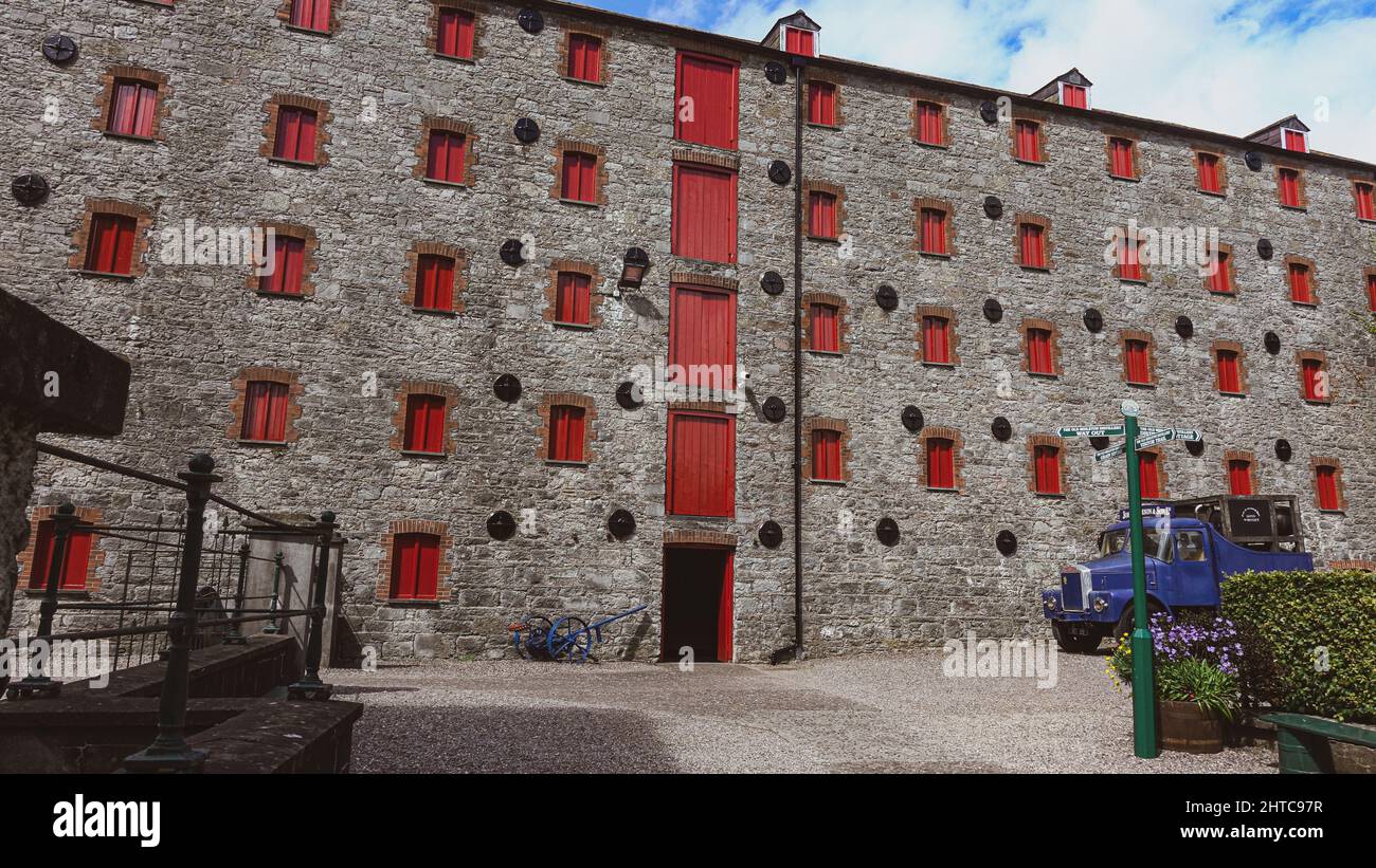 Edificio in pietra della Distilleria Old Midleton parte dell'esperienza Jameson Foto Stock