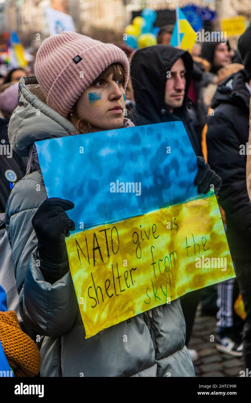 PRAGA, REPUBBLICA CECA - 27 FEBBRAIO 2022: Partecipante alla protesta contro l'invasione russa dell'Ucraina in Piazza Venceslao a Praga, Repubblica Ceca Re Foto Stock