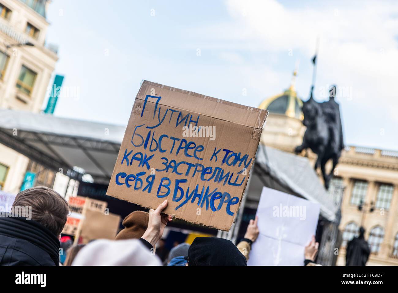 PRAGA, REPUBBLICA CECA - 27 FEBBRAIO 2022: Manifesto per la protesta contro l'invasione russa dell'Ucraina in Piazza Venceslao a Praga, Repubblica Ceca Foto Stock