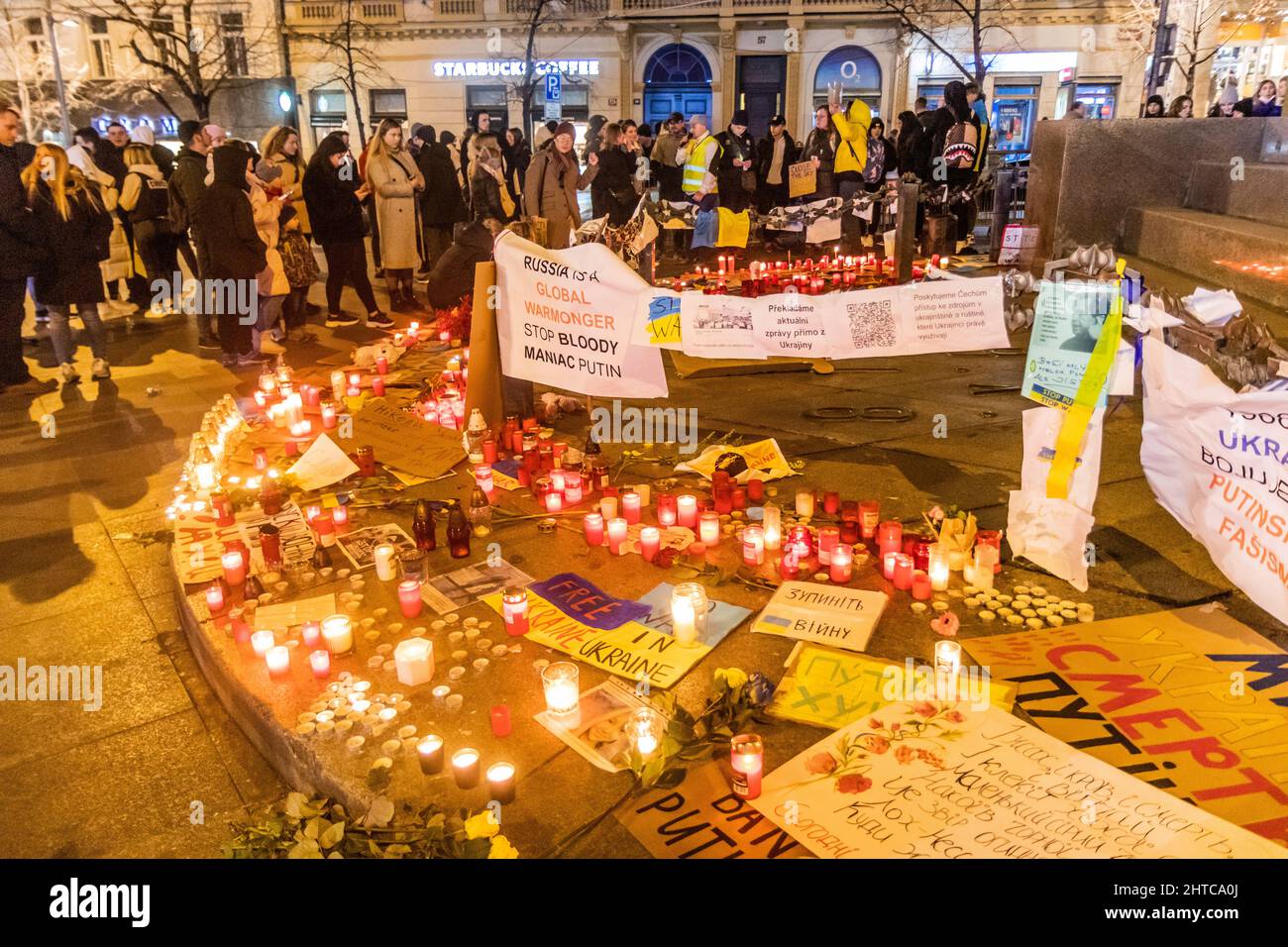 PRAGA, REPUBBLICA CECA - 27 FEBBRAIO 2022: Candele accese sulla Piazza Venceslao a Praga come protesta contro l'invasione russa dell'Ucraina , Rep. Ceca Foto Stock