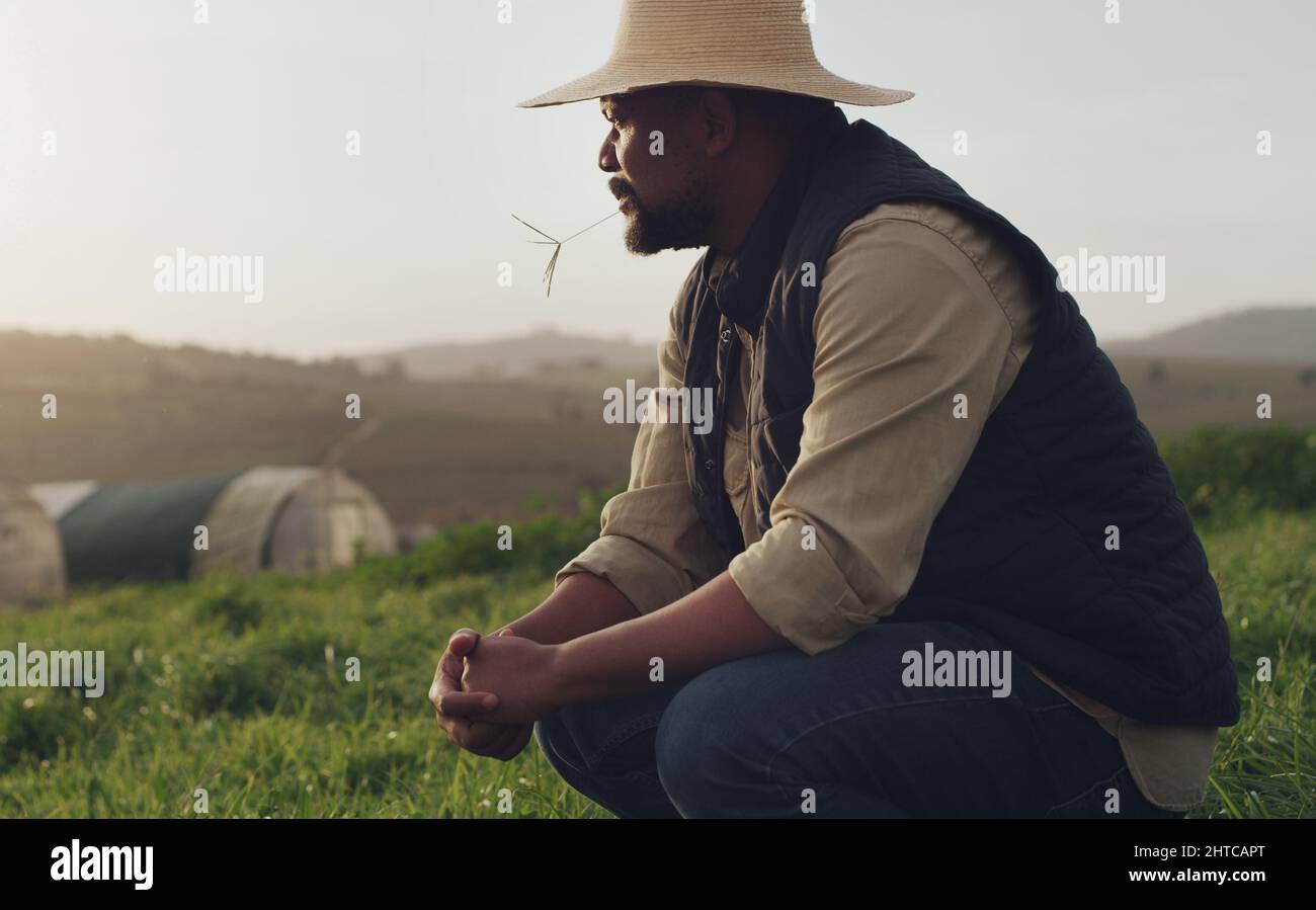 Ascoltate ciò che dice la terra. Colpo di un uomo maturo che lavora su una fattoria. Foto Stock