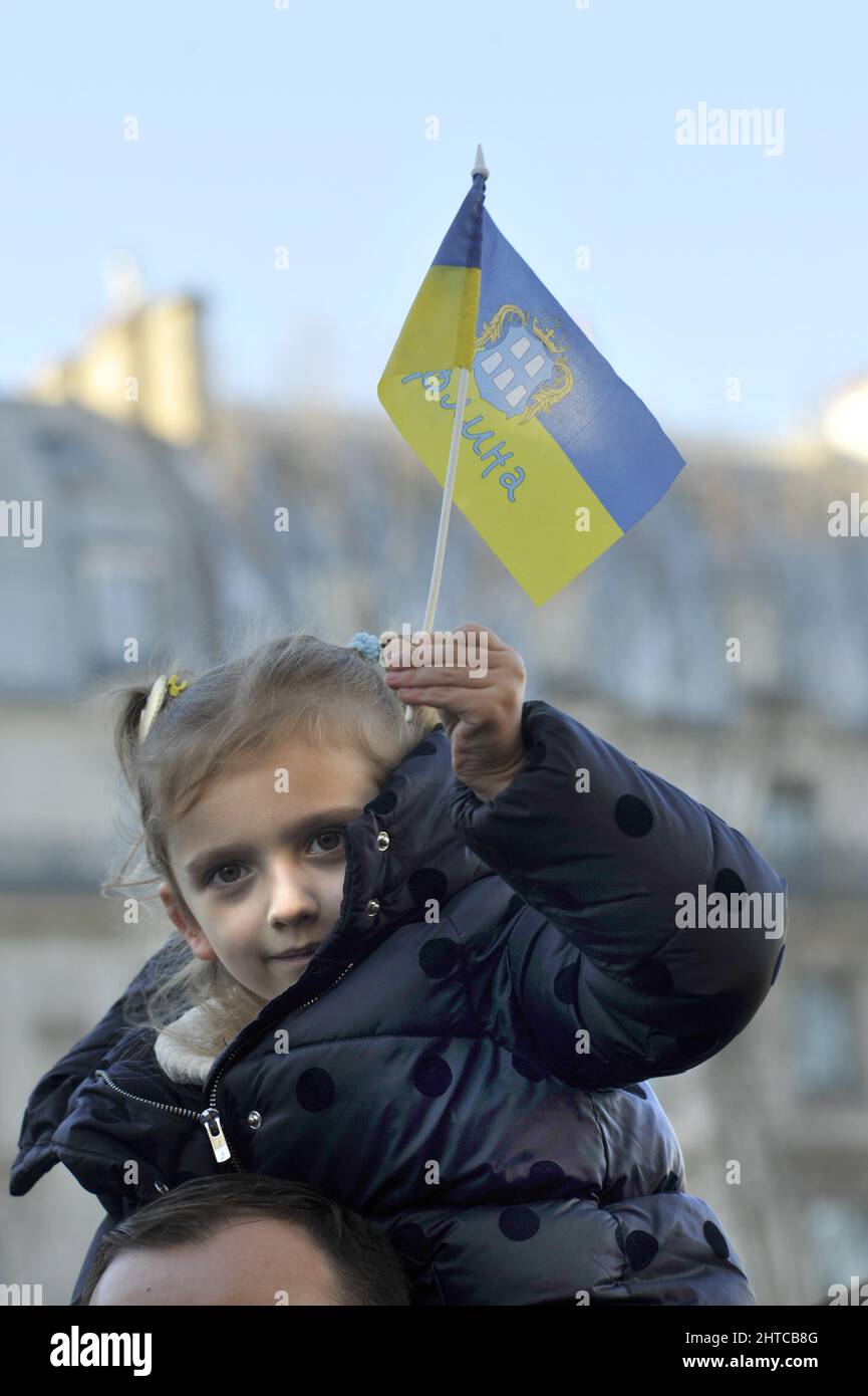 FRANCIA. PARIGI (75) PLACE SAINT-MICHEL. NUOVO RADUNO DI SOSTEGNO - 27 FEBBRAIO 2022 - IN UCRAINA DOPO L'INVASIONE RUSSA Foto Stock