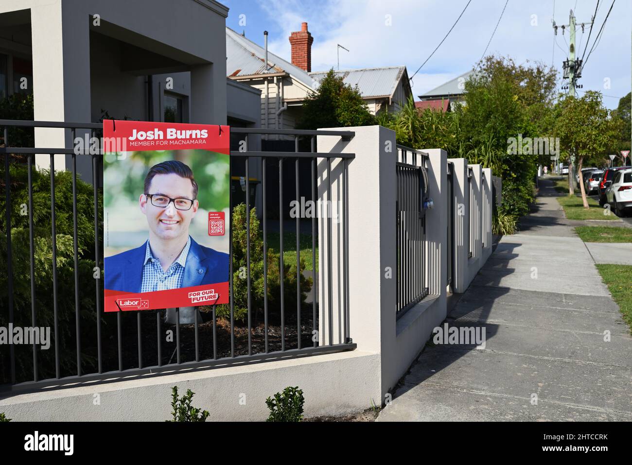 Corflute con l'immagine del politico federale del lavoro Josh Burns MP, rappresentante per la sede di Macnamara, parte della sua campagna di rielezione Foto Stock