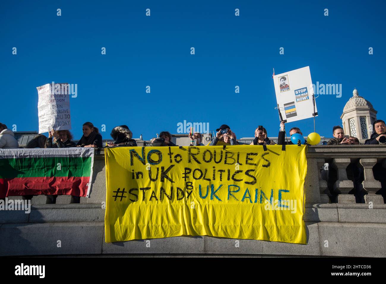 No al rublo in bandiera politica britannica, Stand by Ucraina, Trafalgar Square, Londra, Regno Unito Foto Stock