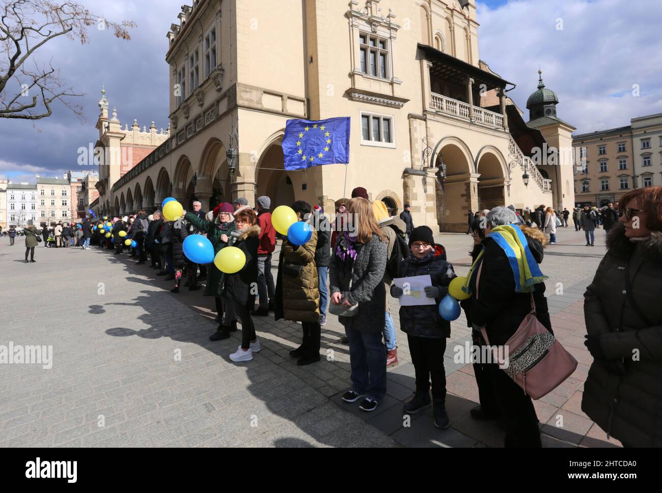 Cracovia. Cracovia. Polonia. Protesta contro la guerra russa con l'Ucraina riunendo espatriati e residenti ucraini e bielorussi con il sostegno polacco Foto Stock
