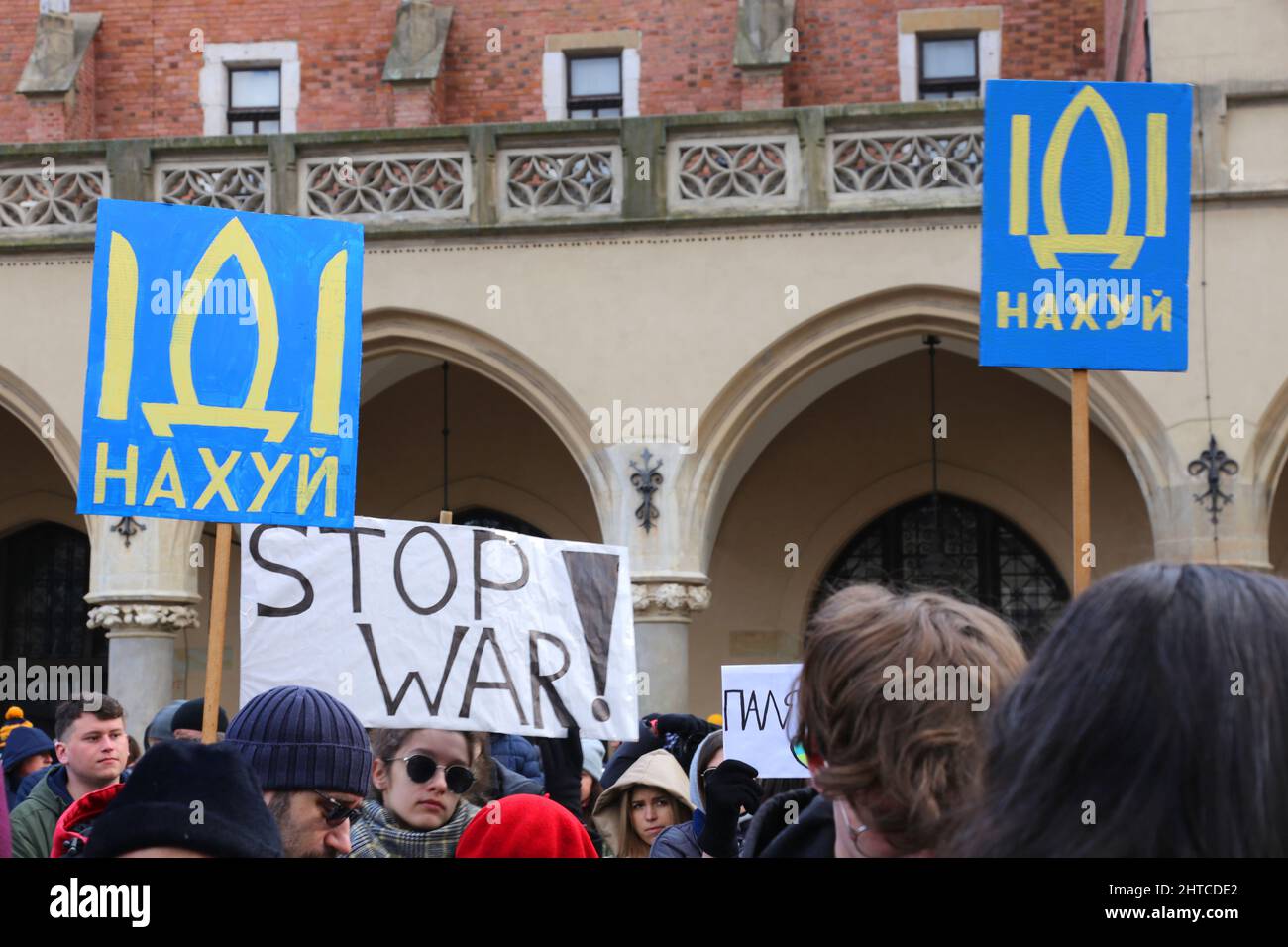 Cracovia. Cracovia. Polonia. Protesta contro la guerra russa con l'Ucraina riunendo espatriati e residenti ucraini e bielorussi con il sostegno polacco Foto Stock