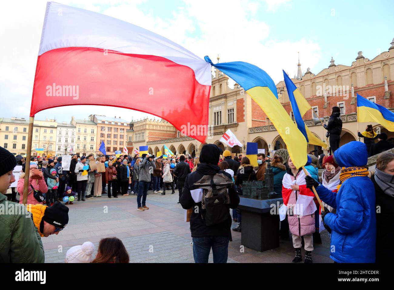 Cracovia. Cracovia. Polonia. Protesta contro la guerra russa con l'Ucraina riunendo espatriati e residenti ucraini e bielorussi con il sostegno polacco Foto Stock