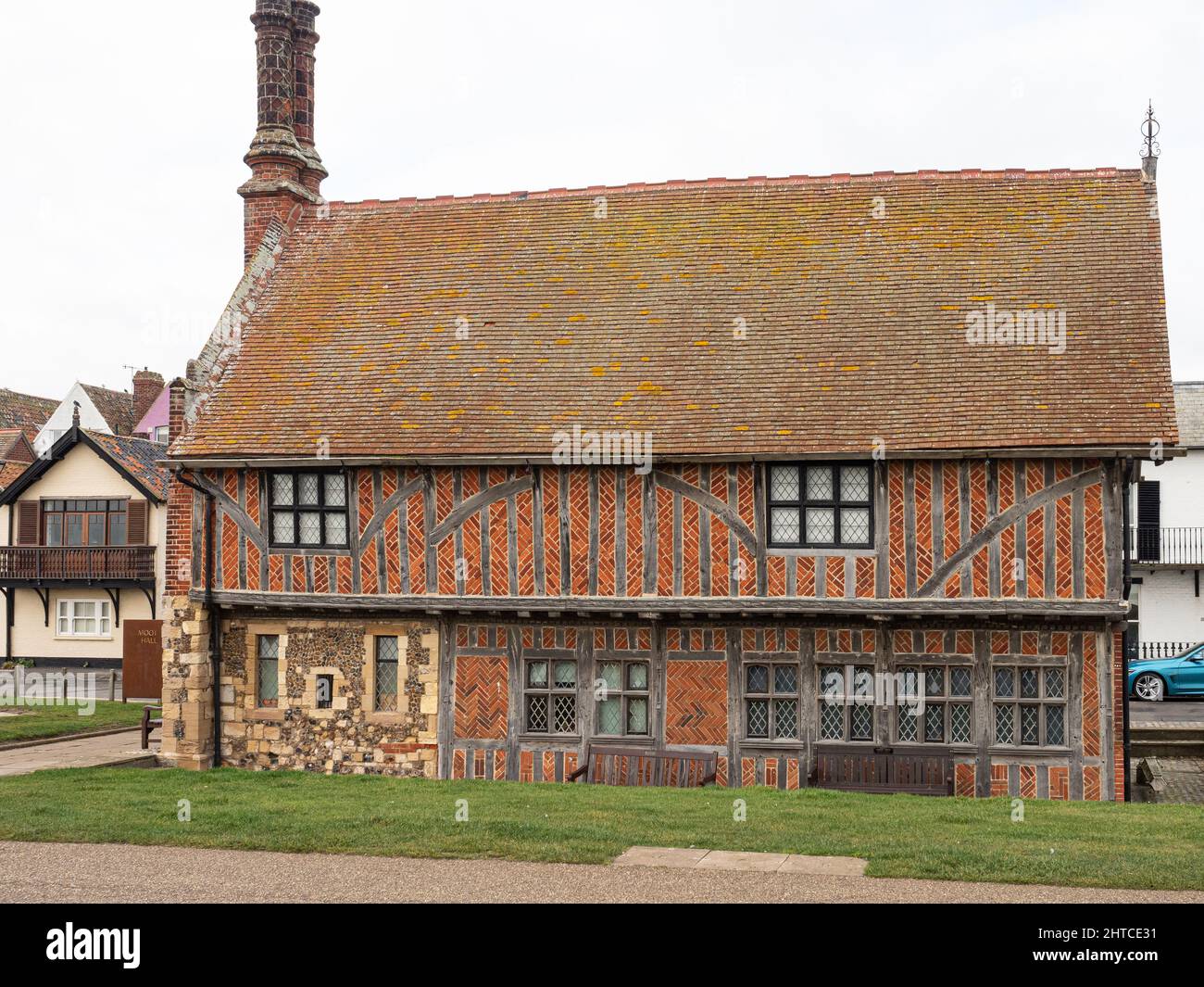 Il Tudor Aldeburgh, con il suo telaio in legno, si affaccia sul lungomare di Aldeburgh Foto Stock
