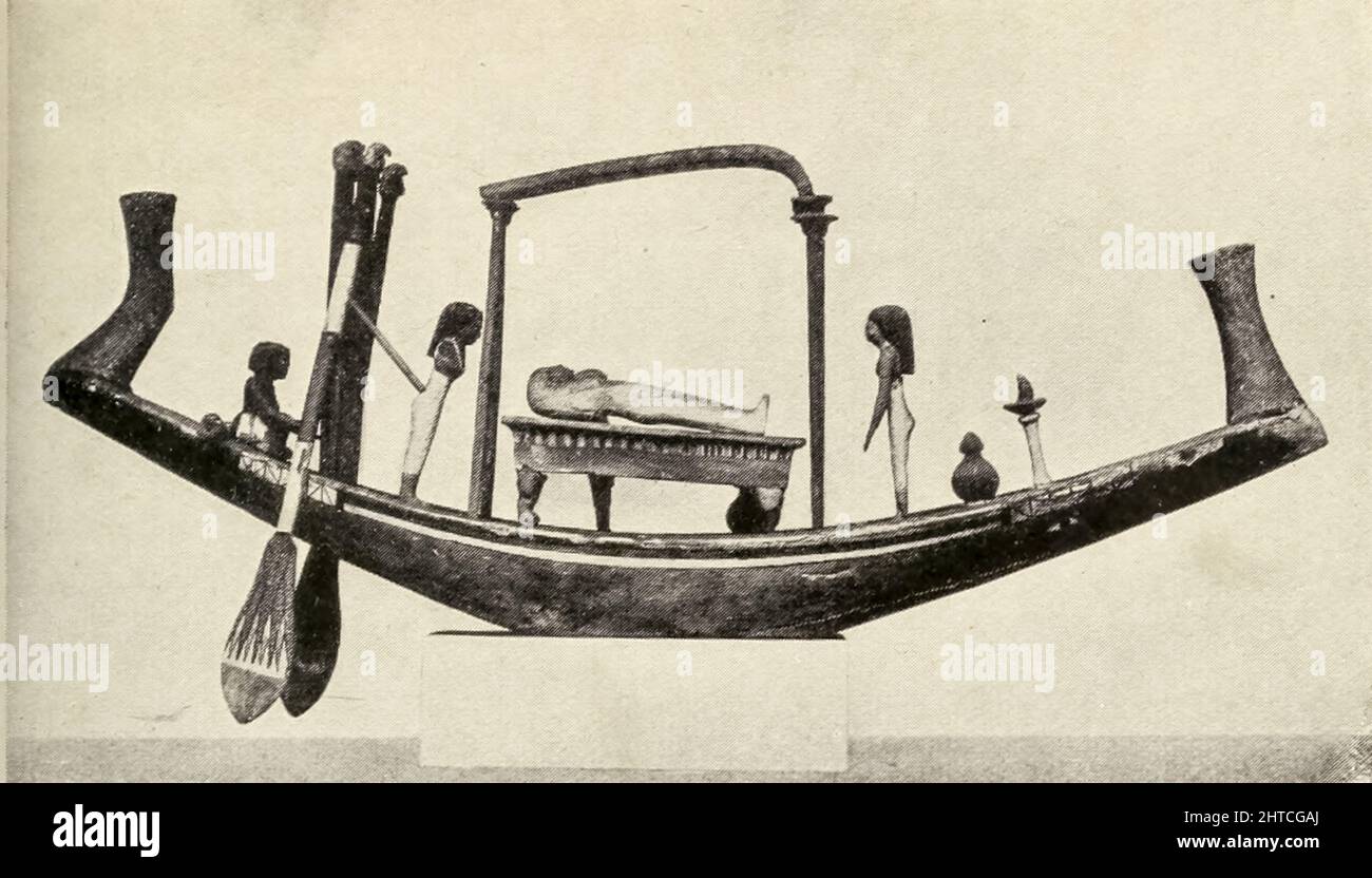 Modello di una barca funeraria con figure che simboleggiano Iside e Nefthys dal libro ' Miti e leggende : antico Egitto ' di Lewis Spence, pubblicato Boston : D.D. Nickerson 1910 Foto Stock