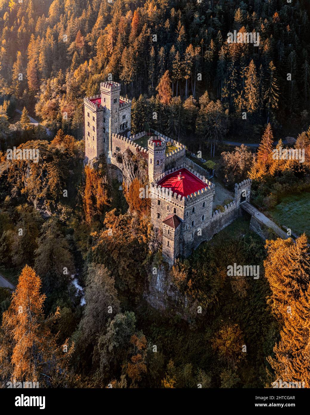 Latzfons, Italia - veduta aerea del bellissimo Castello di Gernstein (Castello di Gernstein, Schloss Gernstein) all'alba in Alto Adige in autunno Foto Stock