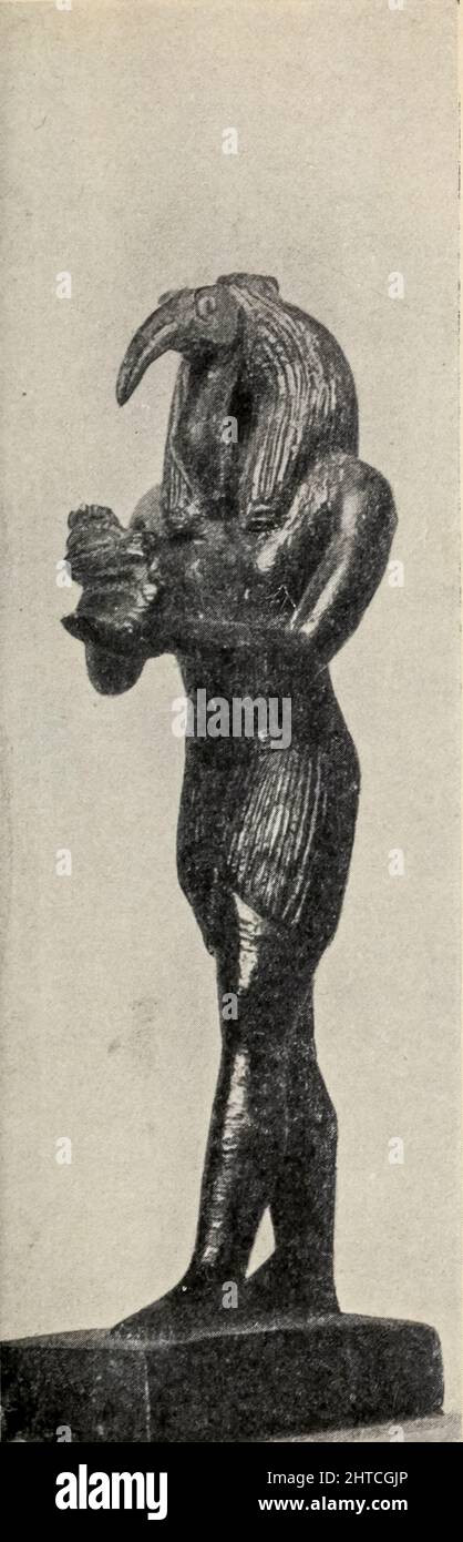 Thoth è un'antica divinità egiziana. Nell'arte, è stato spesso raffigurato come un uomo con la testa di un ibis o di un babbuino, animali sacri per lui. Il suo omologo femminile era Seshat, e sua moglie era Ma'at. Era il dio della luna, la saggezza, la scrittura, i geroglifi, la scienza, magia, arte e giudizio. Il suo equivalente greco è Hermes. Dal libro " Miti e leggende : antico Egitto " di Lewis Spence, pubblicato Boston : D.D. Nickerson 1910 Foto Stock