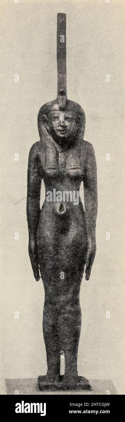 Maat o Maʽat si riferisce agli antichi concetti egizi di verità, equilibrio, ordine, armonia, diritto, moralità e giustizia. Maat era anche la dea che personificava questi concetti e regolava le stelle, le stagioni e le azioni dei mortali e delle divinità che avevano portato ordine dal caos al momento della creazione. Il suo opposto ideologico era ISFET (jzft egiziano), che significa ingiustizia, caos, violenza o fare il male. Dal libro " Miti e leggende : antico Egitto " di Lewis Spence, pubblicato Boston : D.D. Nickerson 1910 Foto Stock