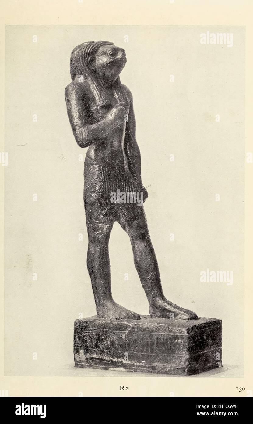 Ra era l'antica divinità egizia del sole. Con la Quinta dinastia, nei secoli 25th e 24th a.C., era diventato uno degli dei più importanti dell'antica religione egiziana, identificato principalmente con il sole di mezzogiorno. Si credeva che RA regnasse in tutte le parti del mondo creato: Il cielo, la Terra e il mondo sotterraneo. Era il dio del sole, dell'ordine, dei re e del cielo. Dal libro " Miti e leggende : antico Egitto " di Lewis Spence, pubblicato Boston : D.D. Nickerson 1910 Foto Stock