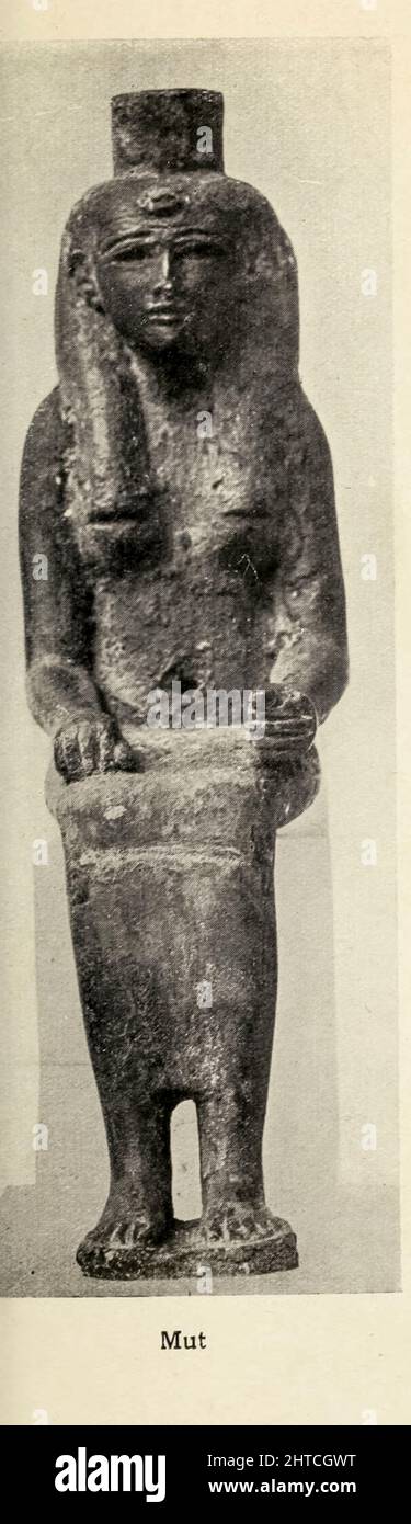 MUT, conosciuta anche come Maut e Mout, era una dea madre adorata nell'antico Egitto. Il suo nome significa letteralmente madre nella lingua egiziana antica. MUT aveva molti aspetti e attributi diversi che cambiarono e si svilupparono molto nel corso di migliaia di anni di antica cultura egiziana. Dal libro " Miti e leggende : antico Egitto " di Lewis Spence, pubblicato Boston : D.D. Nickerson 1910 Foto Stock