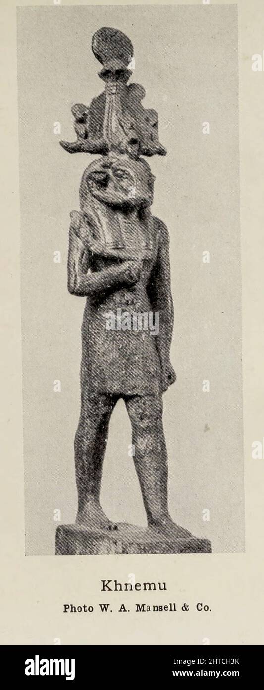 Khnemu Khnum o anche Khnemu romanizzato era una delle divinità egiziane più antiche, originariamente il dio della fonte del Nilo. Poiché l'inondazione annuale del Nilo portava con sé limo e argilla, e la sua acqua portava vita ai suoi dintorni, si pensava che fosse il creatore dei corpi dei bambini umani, che fece alla ruota di un vasaio, da argilla, e mise nel grembo delle loro madri. Fu descritto più tardi come aver plasmato le altre divinità, e aveva i titoli 'Divine Potter' e 'Signore delle cose create da se stesso'. Dal libro " Miti e leggende : antico Egitto " di Lewis Foto Stock