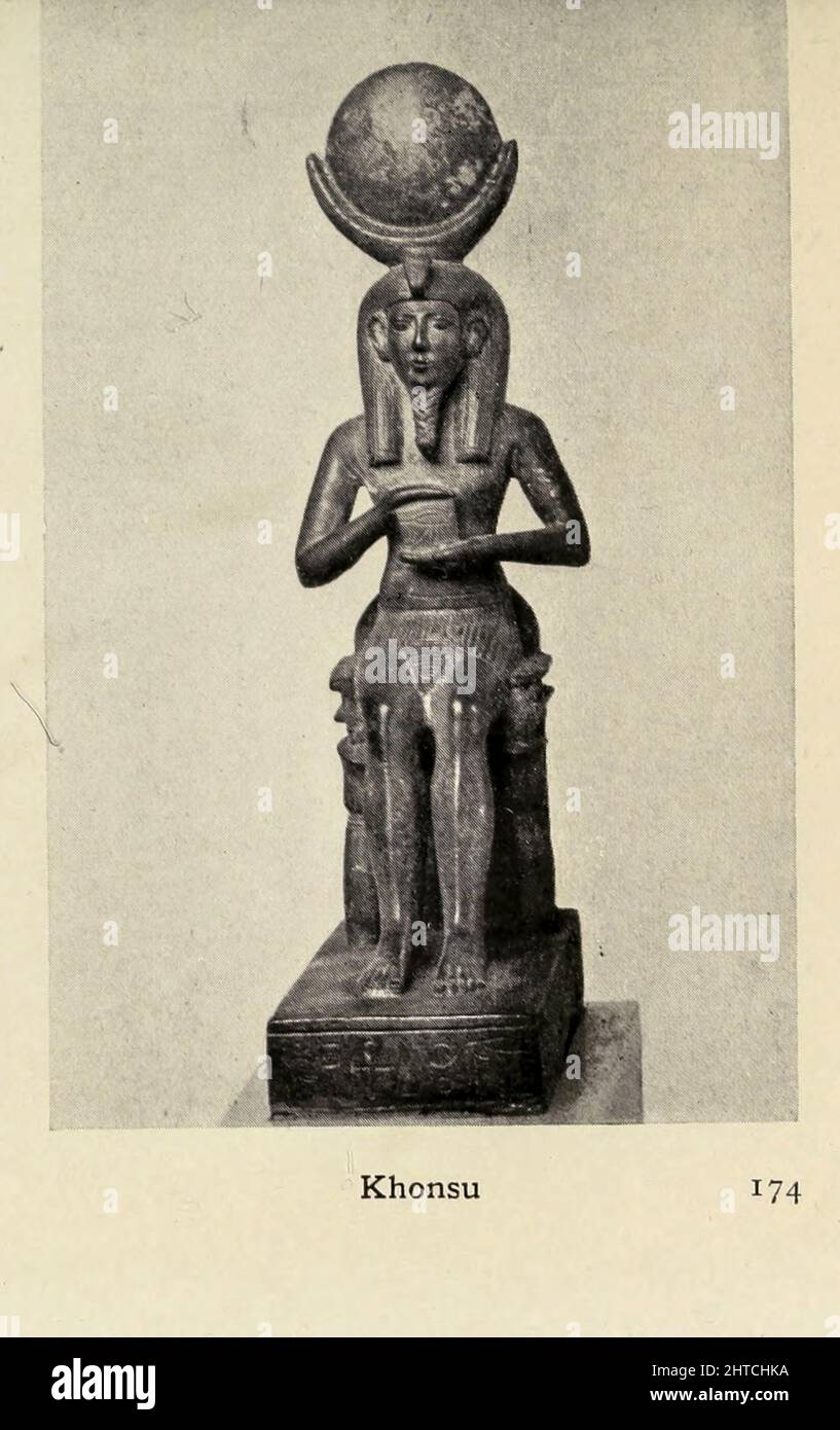 Khonsu (anche Chonsu traslitterato, Khensu, Khons, Chons o Khonshu) è l'antico dio egiziano della Luna. Il suo nome significa 'viaggiatore', e questo può riferirsi al percepito viaggio notturno della Luna attraverso il cielo. Insieme a Thoth segnò il passaggio del tempo. Khonsu è stato determinante nella creazione di una nuova vita in tutte le creature viventi. A Tebe fece parte di una triade di famiglia (la 'Teban Triad') con Mut come madre e Amun suo padre. Dal libro " Miti e leggende : antico Egitto " di Lewis Spence, pubblicato Boston : D.D. Nickerson 1910 Foto Stock
