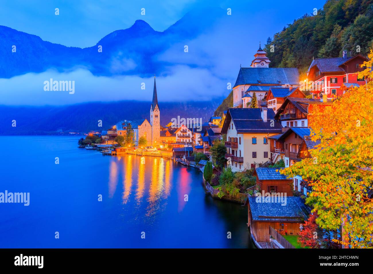 Hallstatt, Austria. Villaggio di montagna nelle Alpi austriache di notte. Foto Stock