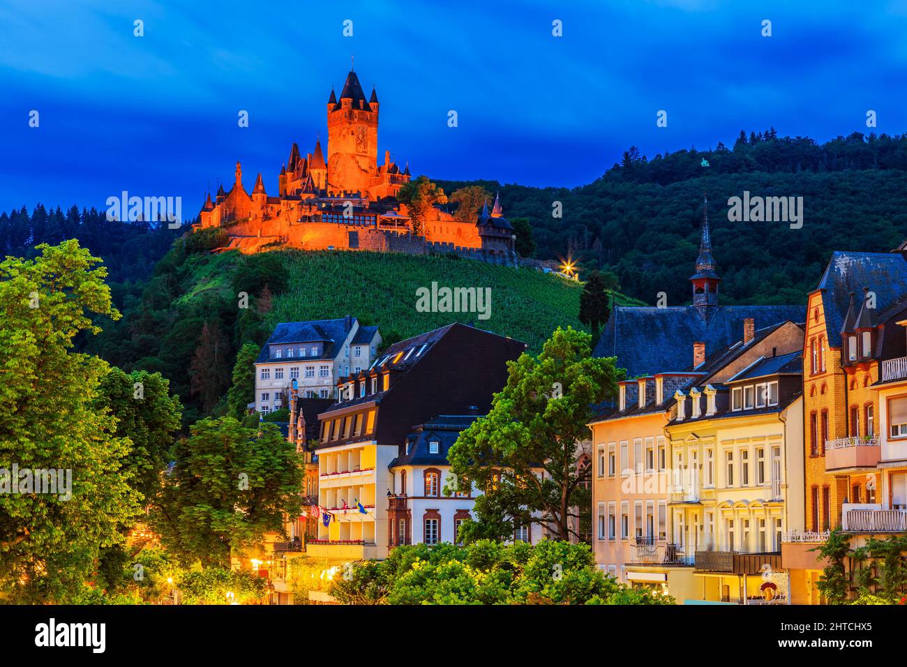 Cochem, Germania. La città vecchia e il castello di Cochem (Reichsburg). Foto Stock