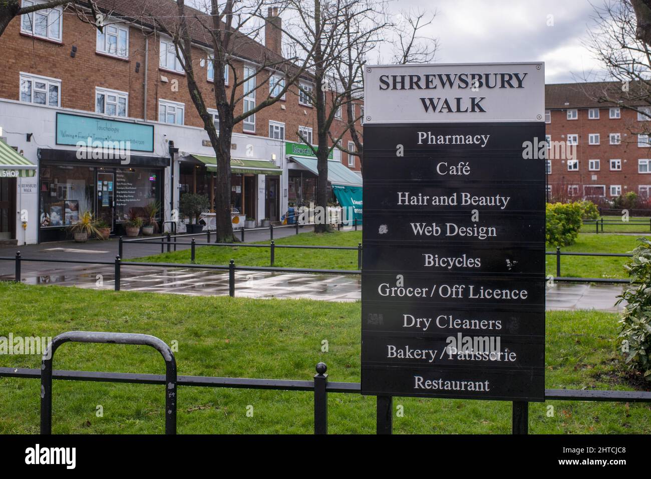 Insegna a Shrewsbury Walk, South Street, Isleworth, dove troverai negozi e servizi della comunità locale, Londra Foto Stock