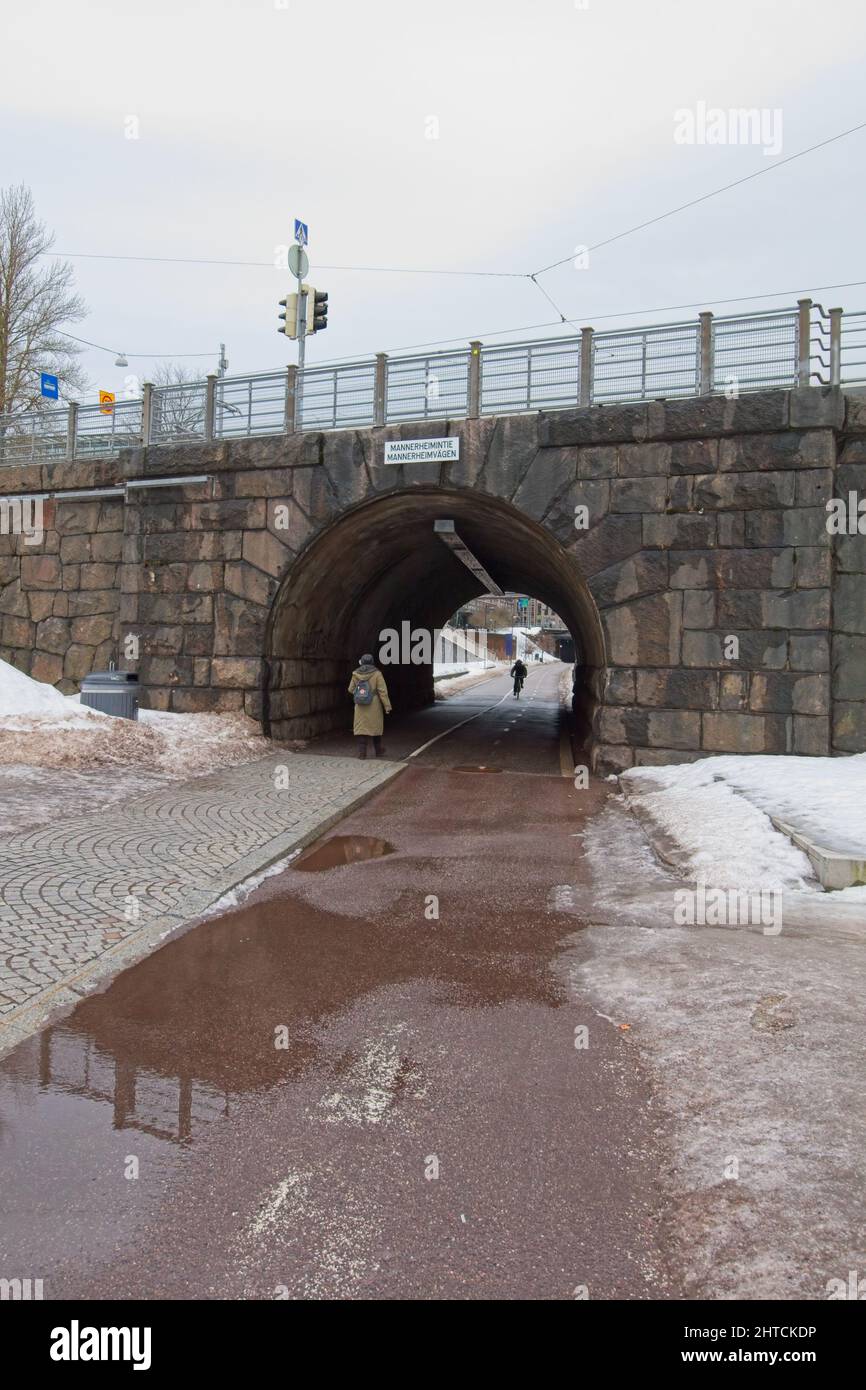 Baana è un'ex ferrovia, trasformata in un percorso pedonale e ciclistico come progetto di rinnovamento urbano a Helsinki, Finlandia; Foto Stock