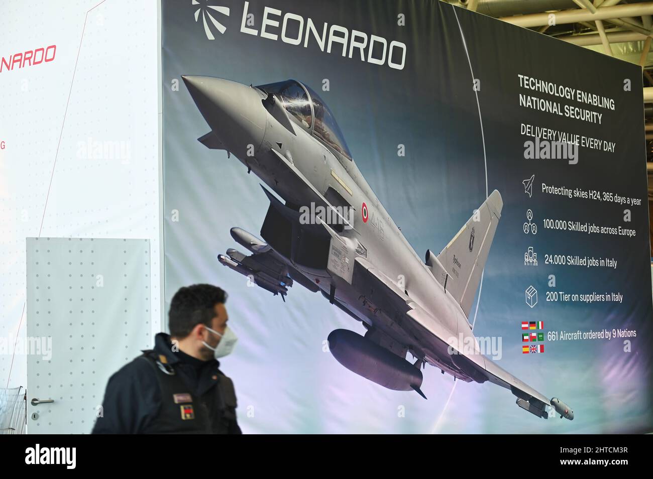 Stand e logo della società di attrezzature per l'aviazione e la difesa Leonardo in una fiera aerospaziale Foto Stock