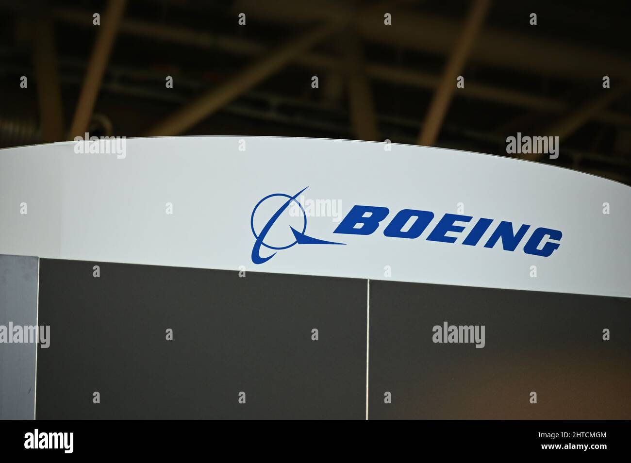 Boeing, stand e logo della società di attrezzature per l'aviazione e la difesa presso una fiera aerospaziale Foto Stock