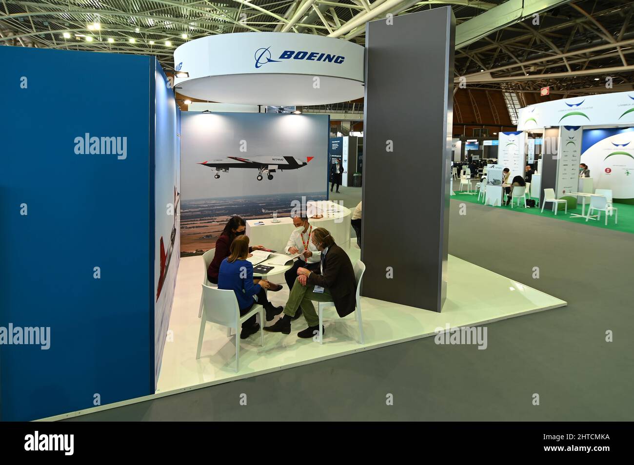 Boeing, stand e logo della società di attrezzature per l'aviazione e la difesa presso una fiera aerospaziale Foto Stock