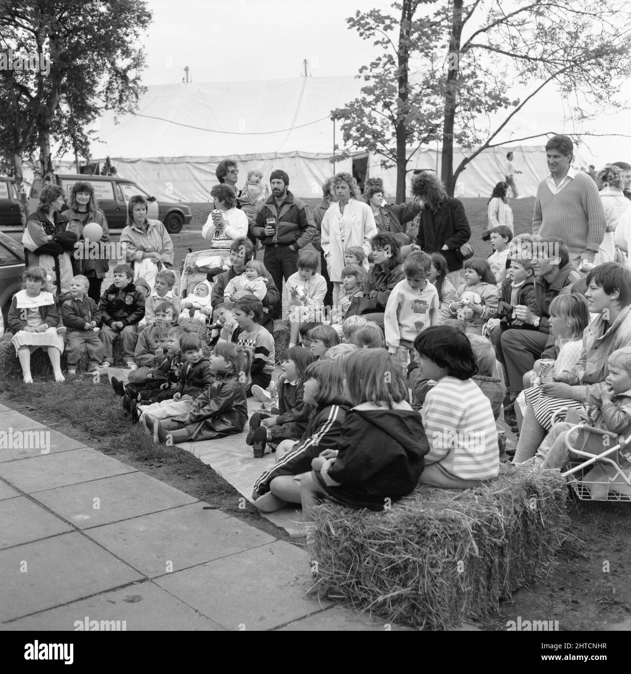 Laing Sports Ground, Rowley Lane, Elstree, Barnet, Londra, 11/06/1988. Il pubblico dei bambini e dei loro genitori per lo spettacolo Punch&amp; Judy al Family Day 1988 presso il Laing's Sports Ground. Le attrazioni del Family Day di quell'anno sono incluse: Una sfilata di auto d'epoca, giri in elicottero, sbattimento dei piatti, bancarelle, una competizione in stile "IT's a Knockout" e tornei di tennis e calcetto. L'evento è stato aperto da John Conteh, ex campione mondiale di pesi leggeri e si è concluso con un barbecue e una discoteca. Foto Stock