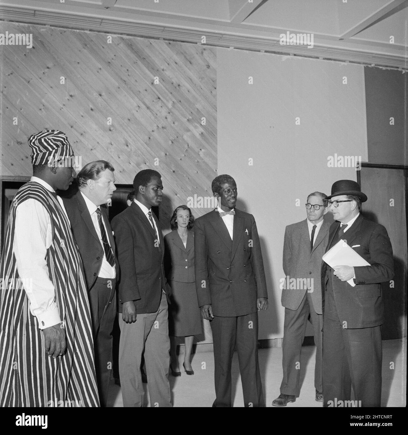 'Commonwealth Institute, Kensington High Street, Kensington, Londra, 03/09/1962. Un gruppo di parlamentari della Sierra Leone ha visitato l'Istituto del Commonwealth durante le fasi finali della sua costruzione. Laing costruì l'Istituto del Commonwealth tra l'ottobre 1960 e l'ottobre 1962 per sostituire l'ex Istituto Imperiale che doveva essere demolito per fare posto a nuove strutture presso l'Imperial College. L'edificio consisteva in un blocco amministrativo a quattro piani che ospita una biblioteca, un ristorante, una sala riunioni e una sala conferenze e un blocco a due piani separato contenente un cinema con una galleria d'arte sopra, ma Foto Stock