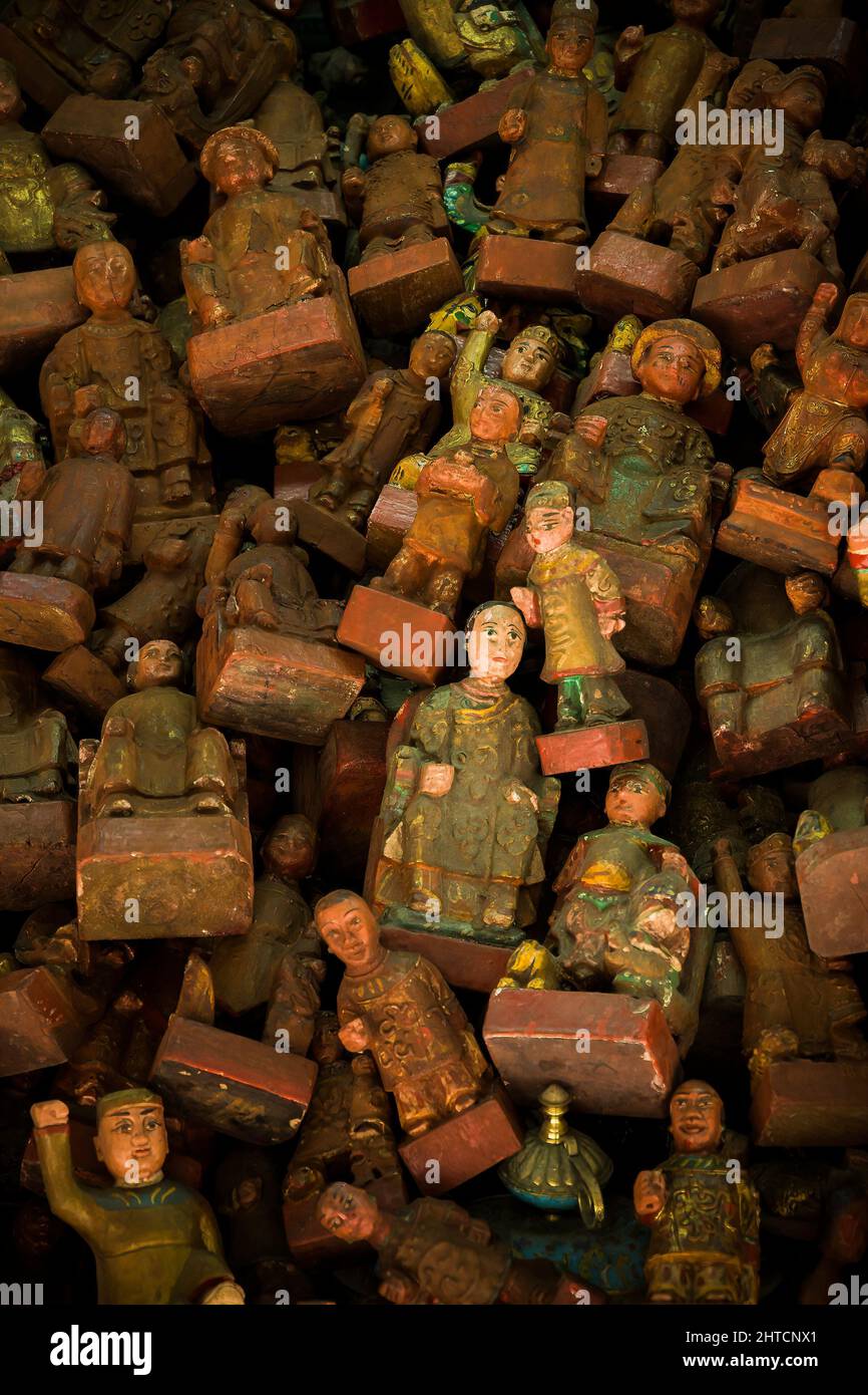 Figurine cinesi in legno di antenati in vendita a Cat Street Markets (Upper Lascar Row), Sheung WAN, Hong Kong Island, 2007 Foto Stock
